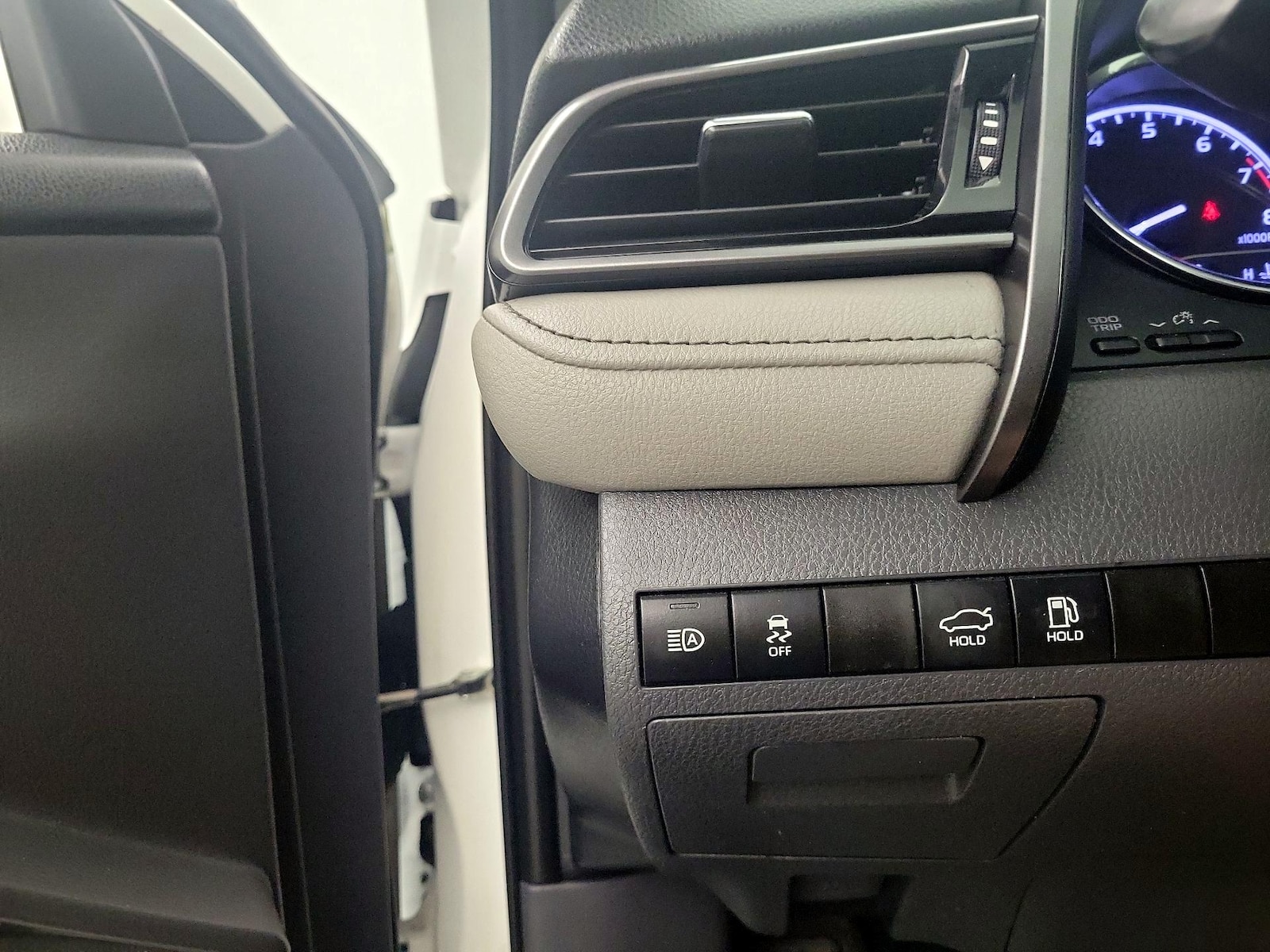 2019 Toyota Camry LE - Photo 14