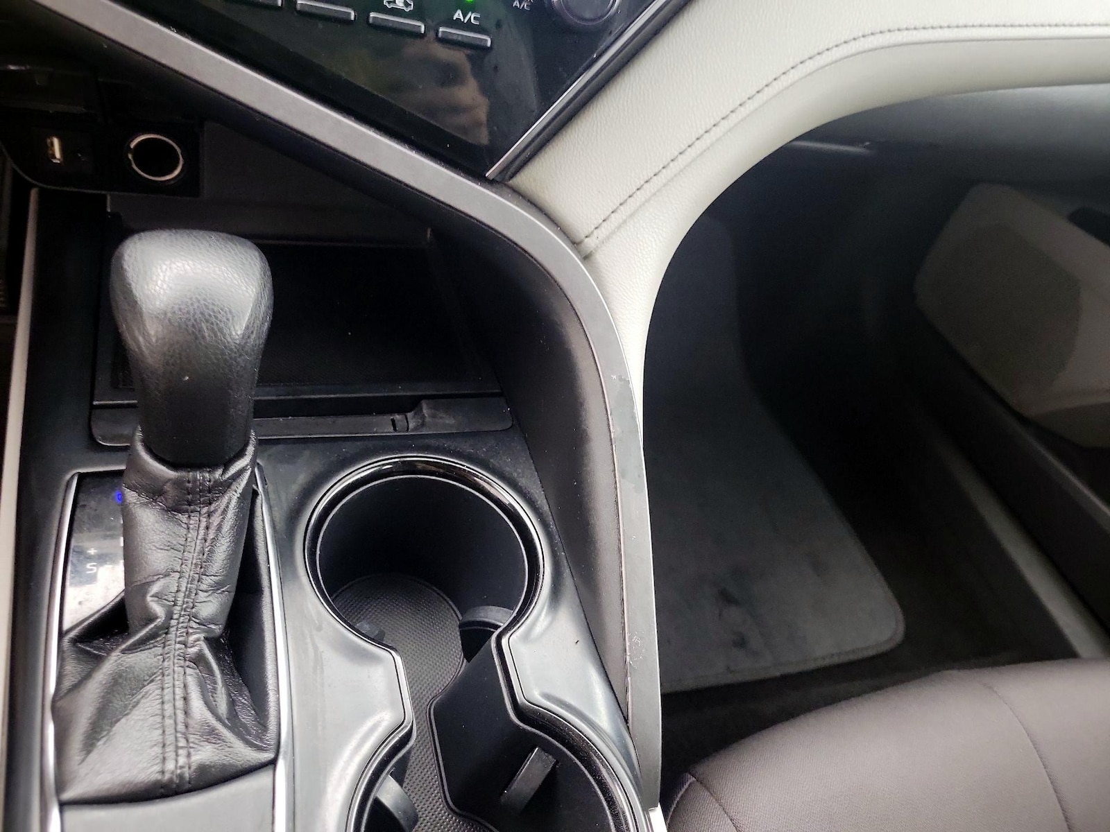 2019 Toyota Camry LE - Photo 18