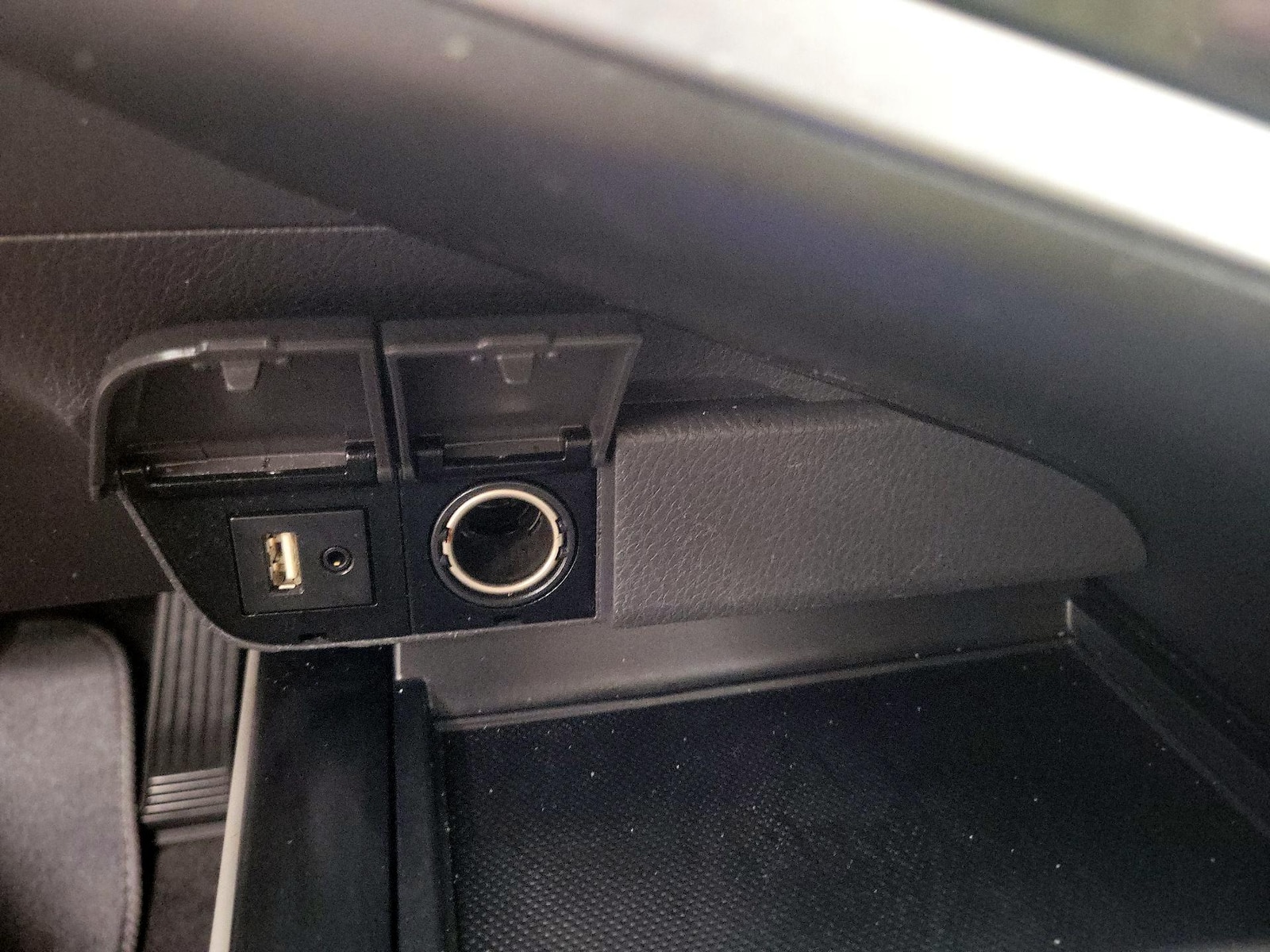 2019 Toyota Camry LE - Photo 19