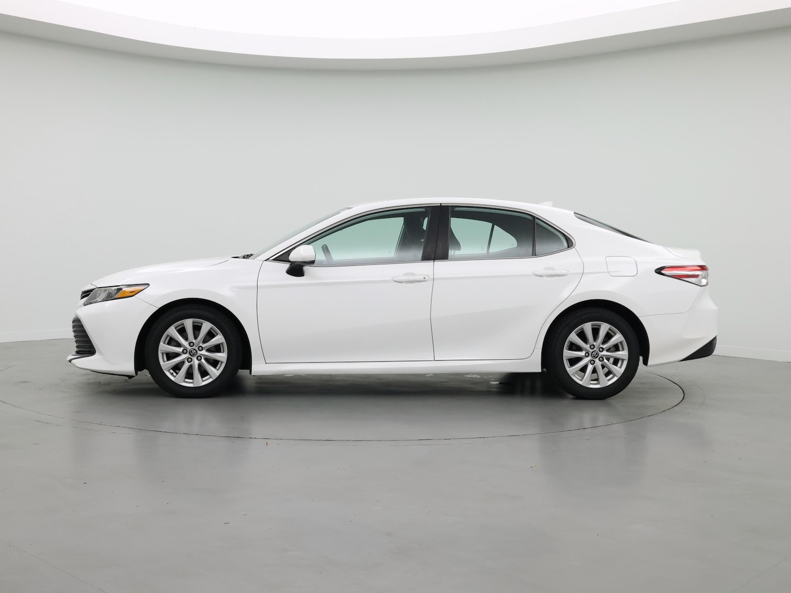 2019 Toyota Camry LE - Photo 4