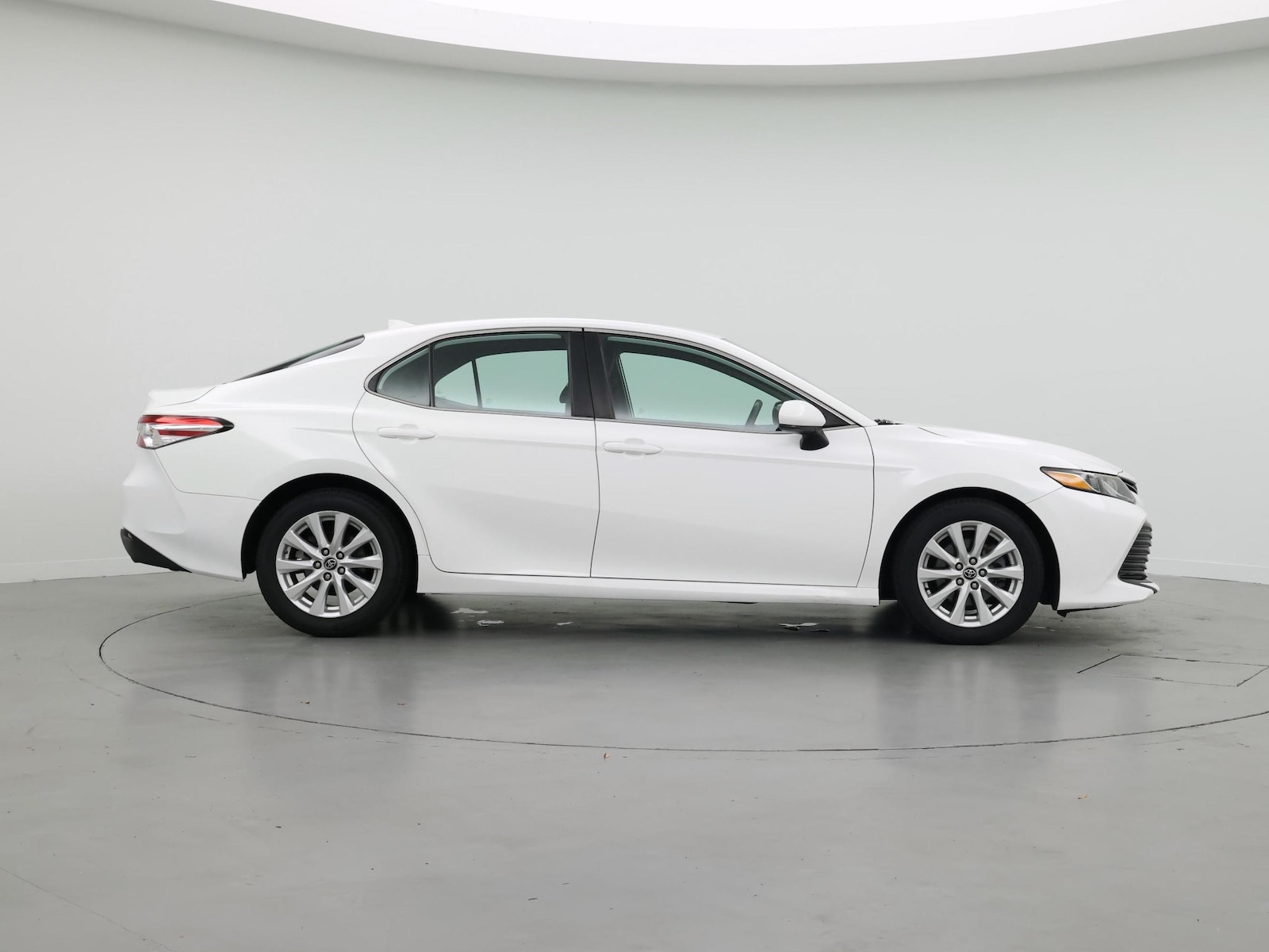 2019 Toyota Camry LE - Photo 8