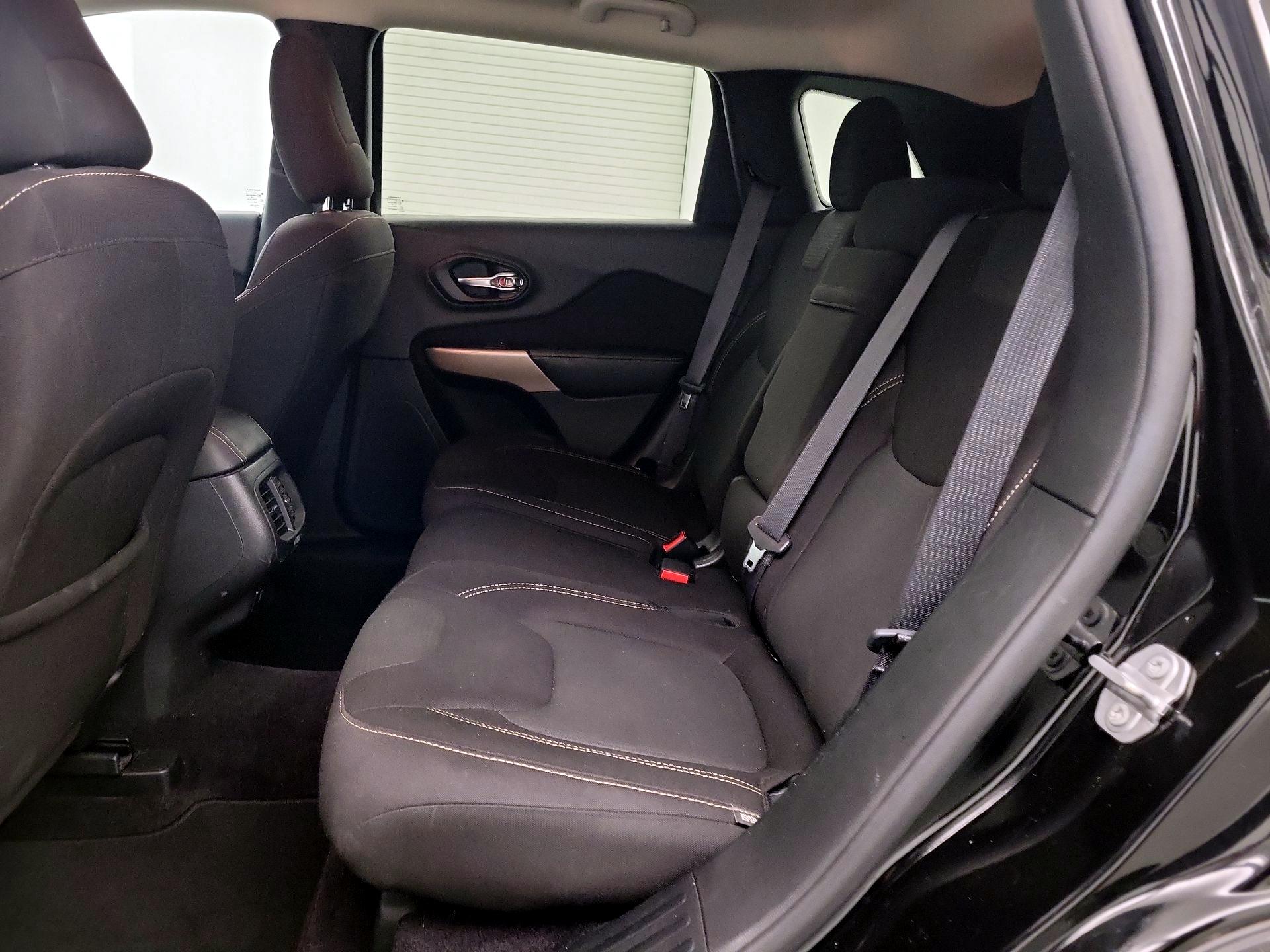 Thumbnail: 2017 Jeep Cherokee - 19