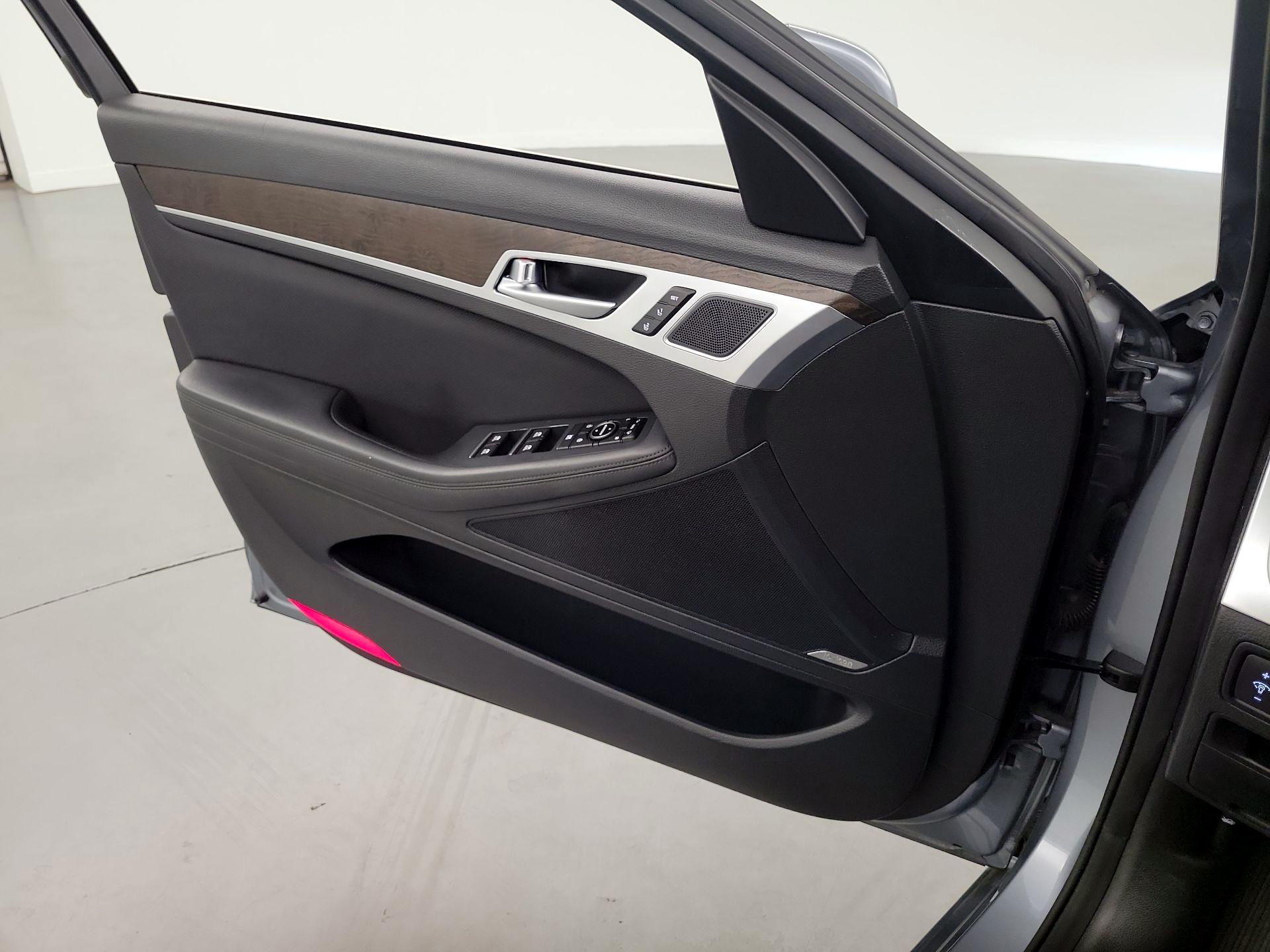 Thumbnail: 2017 Genesis G80 - 12