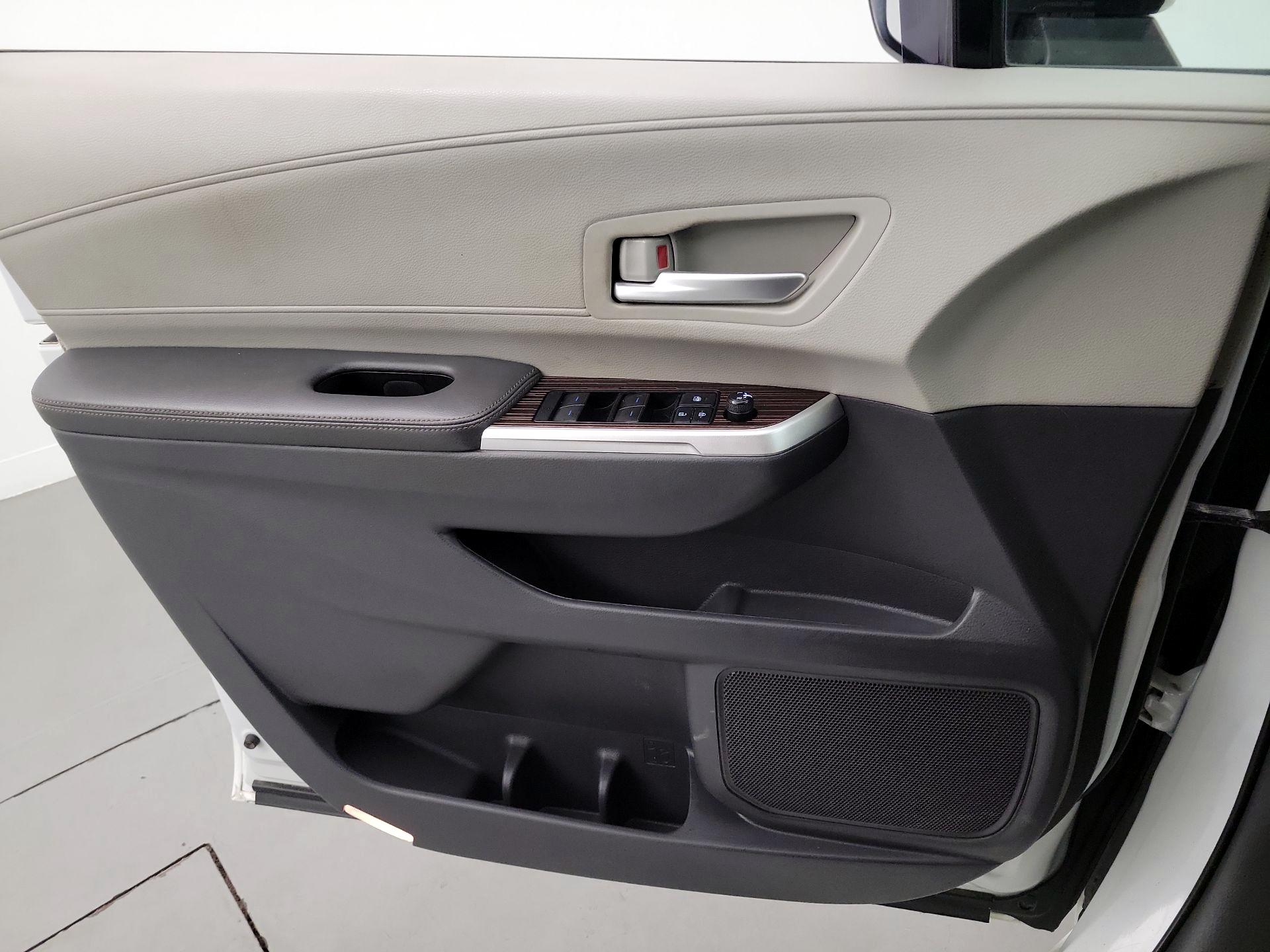 Thumbnail: 2021 Toyota Sienna - 12