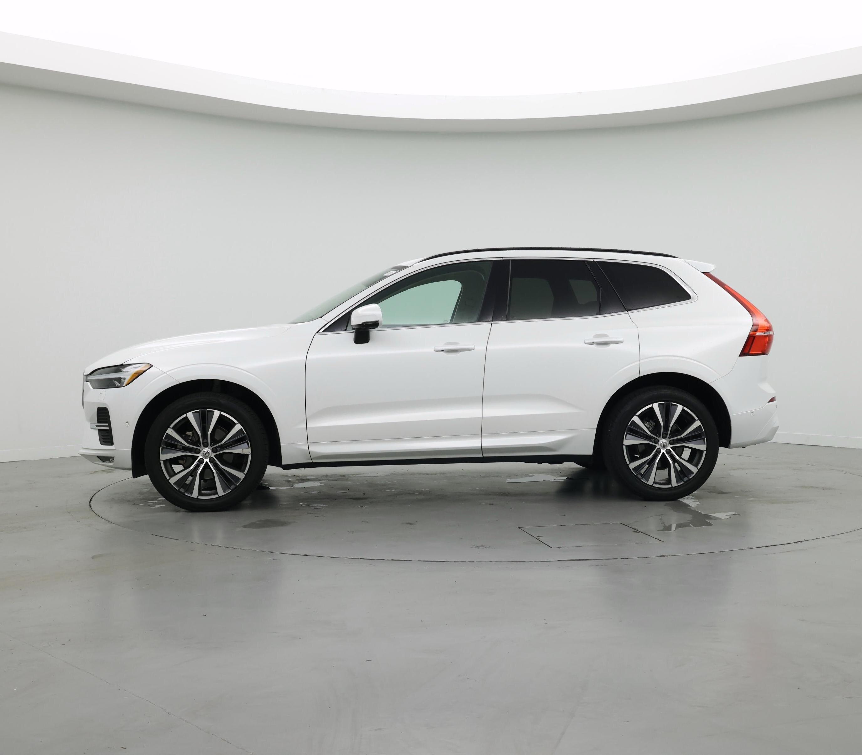 Thumbnail: 2022 Volvo XC60 - 3
