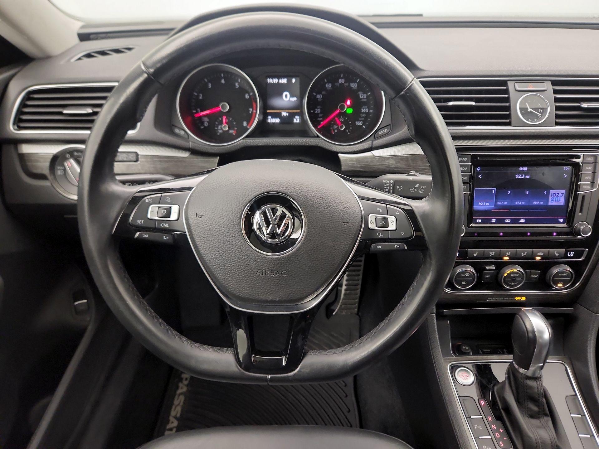 Thumbnail: 2016 Volkswagen Passat - 10