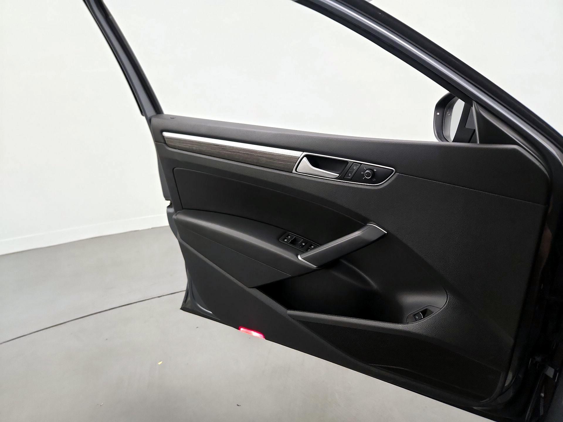 Thumbnail: 2016 Volkswagen Passat - 12