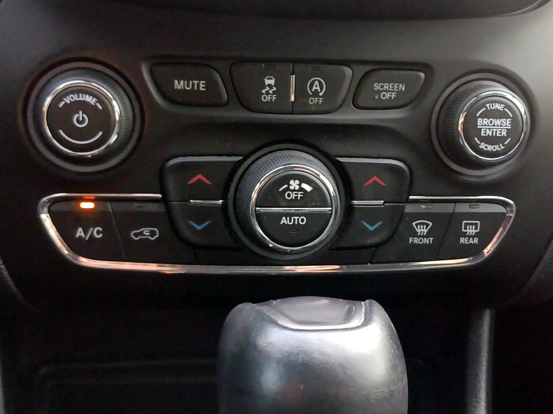 Thumbnail: 2019 Jeep Cherokee - 17