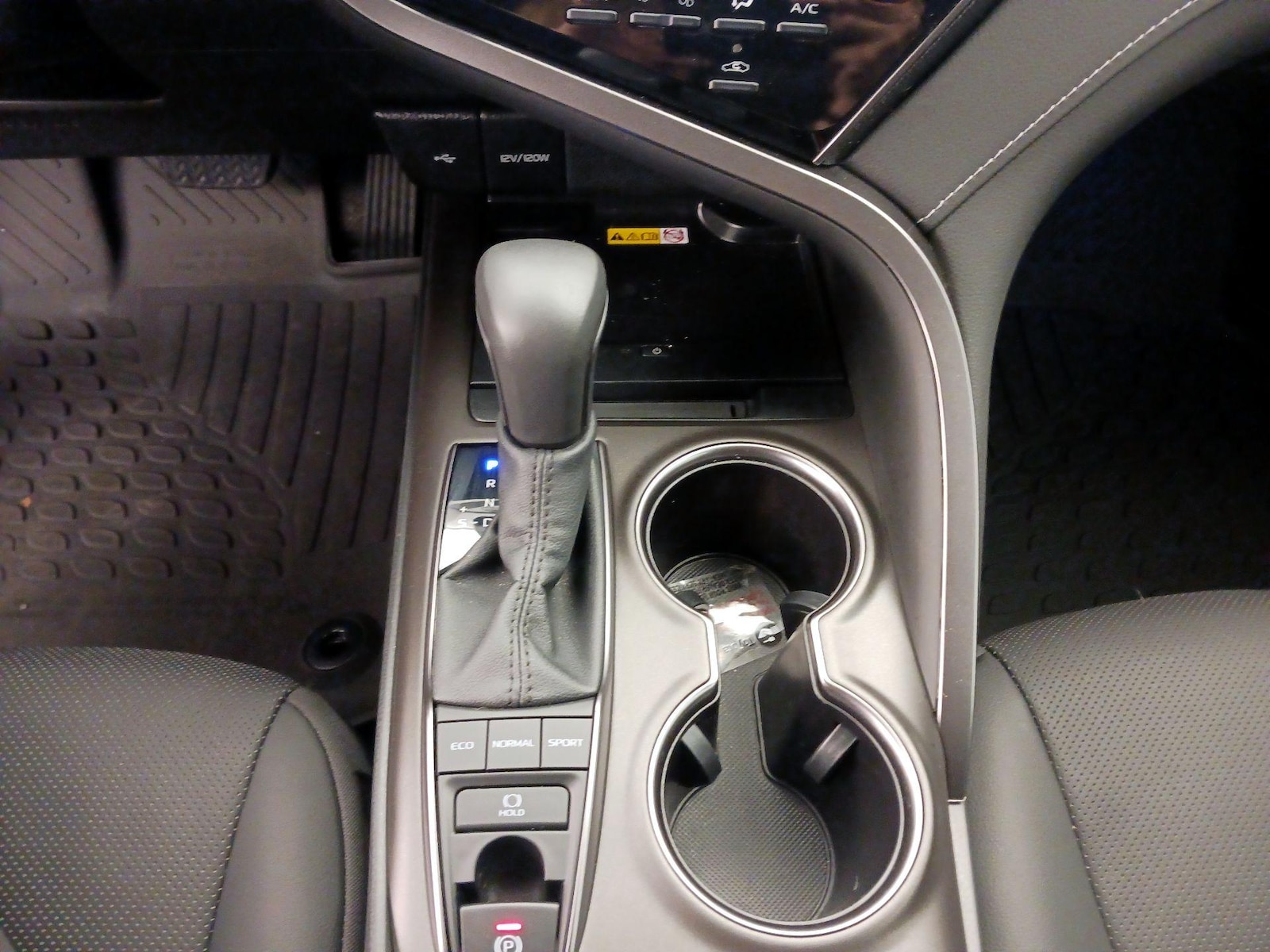 2024 Toyota Camry XSE - Photo 19