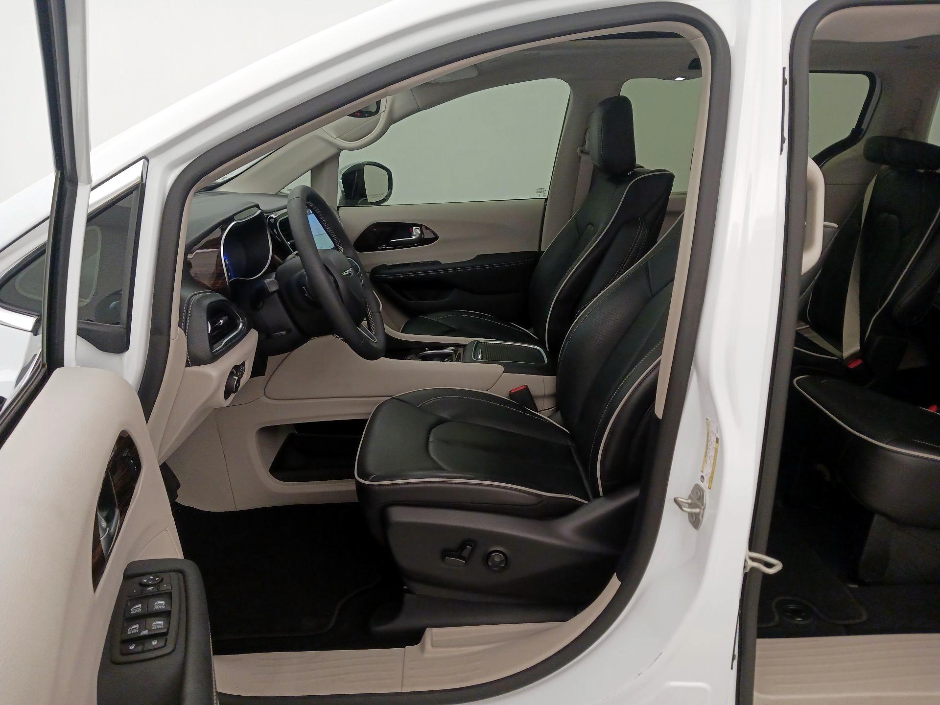 Thumbnail: 2023 Chrysler Pacifica - 11