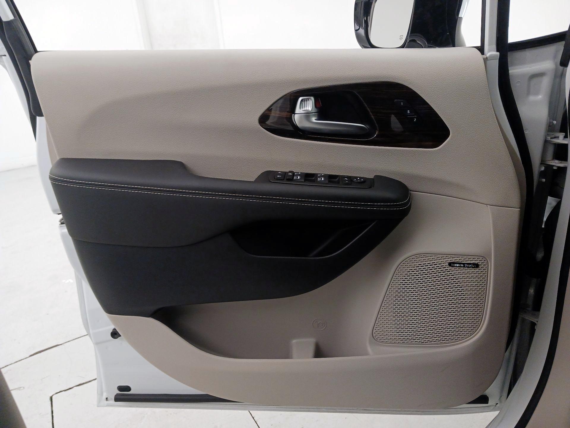 Thumbnail: 2023 Chrysler Pacifica - 12