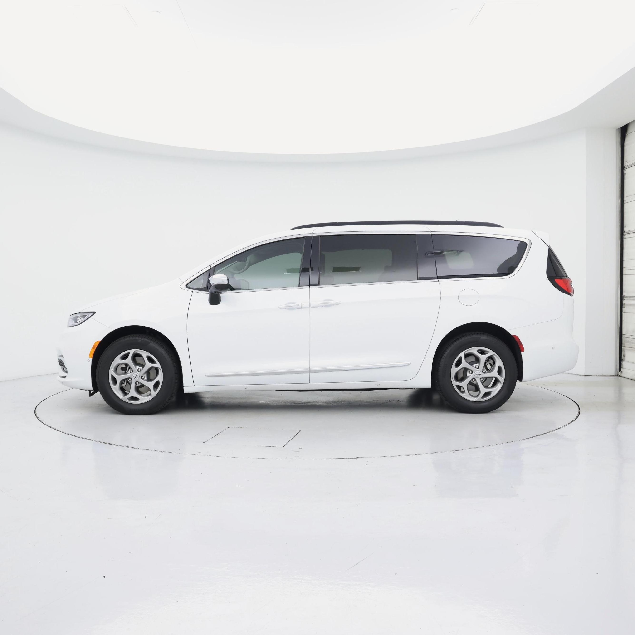 Thumbnail: 2023 Chrysler Pacifica - 3