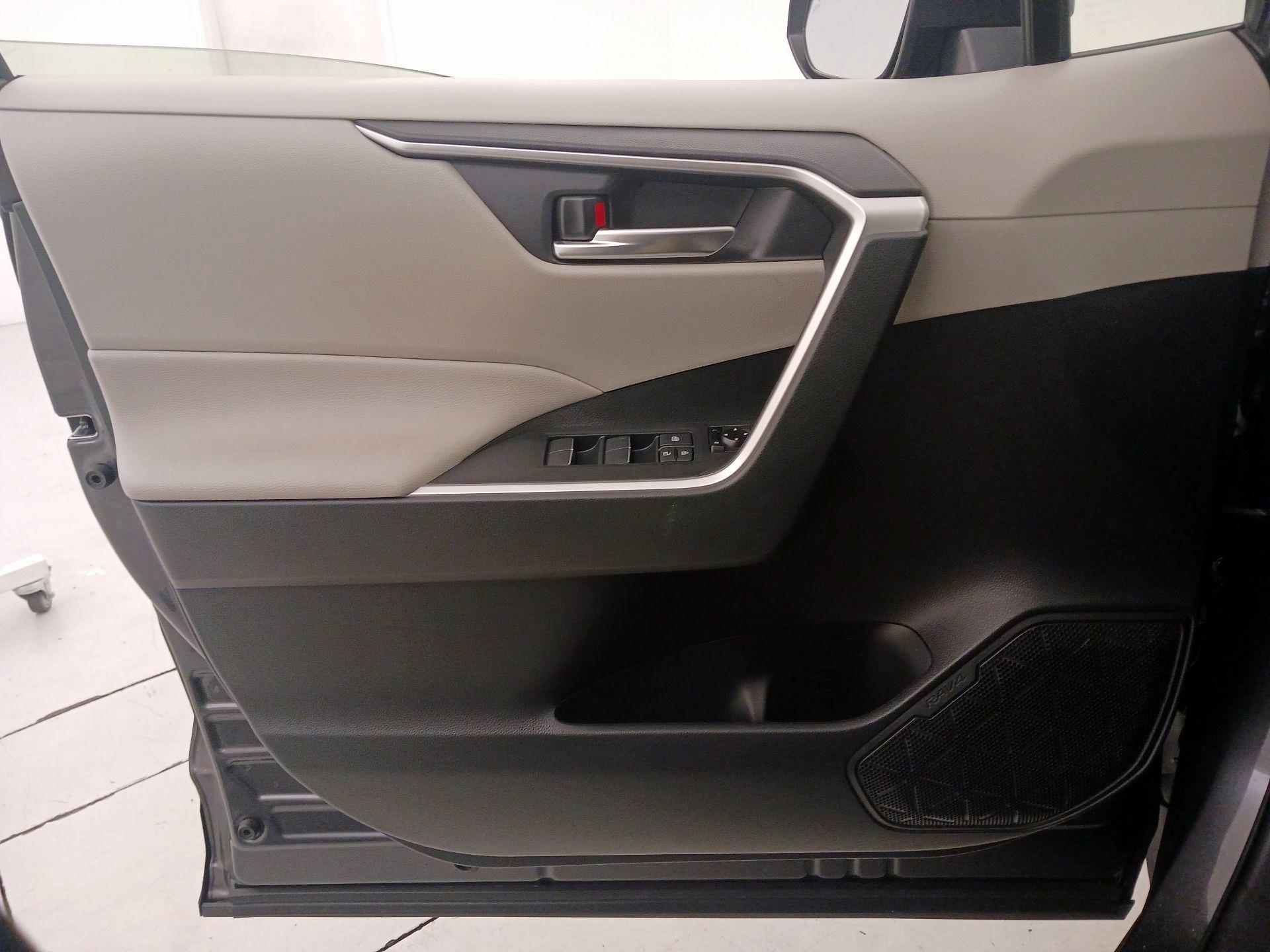 Thumbnail: 2020 Toyota RAV4 - 12
