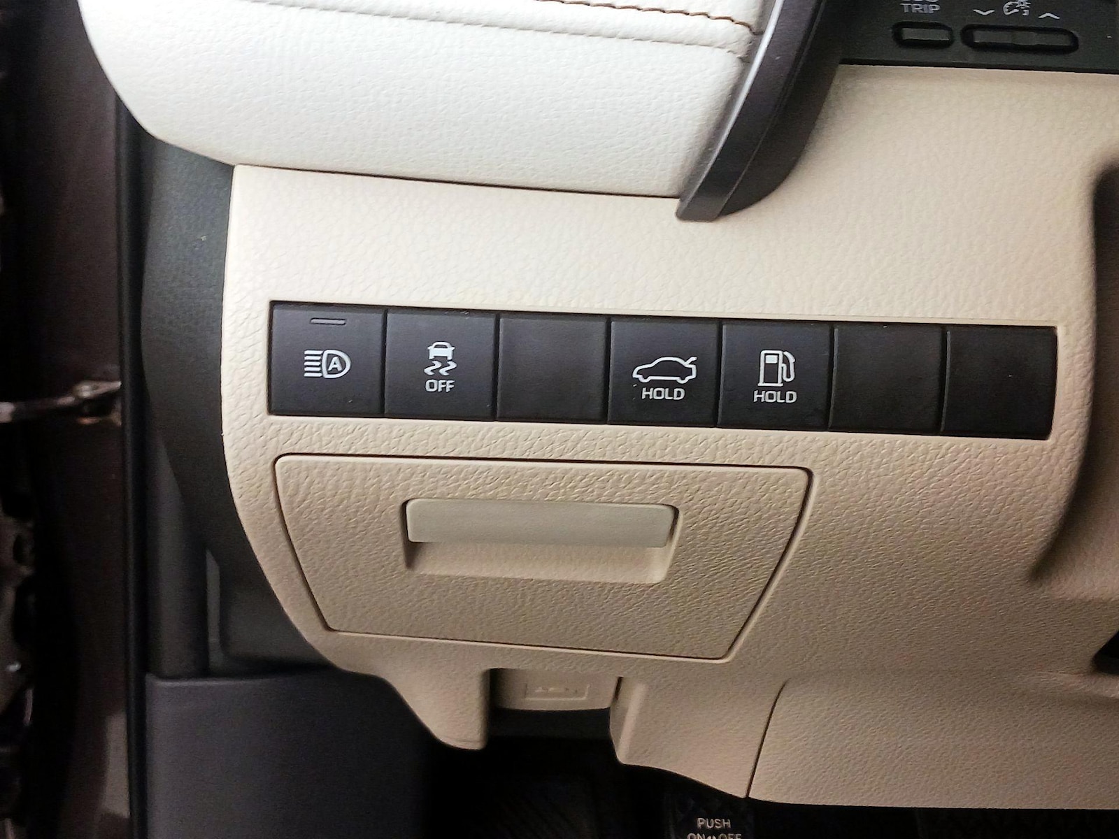 2019 Toyota Camry LE - Photo 14