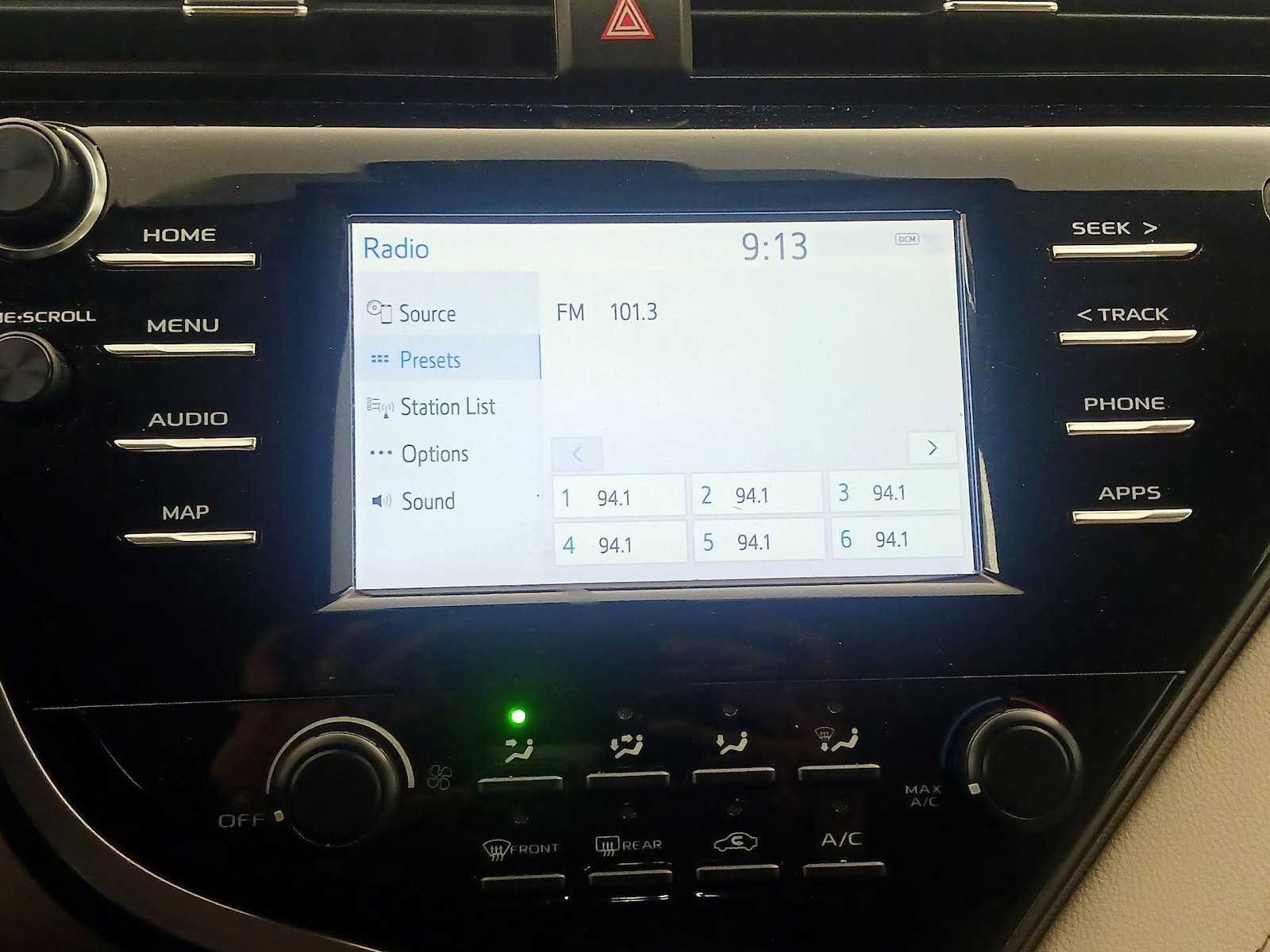 2019 Toyota Camry LE - Photo 16
