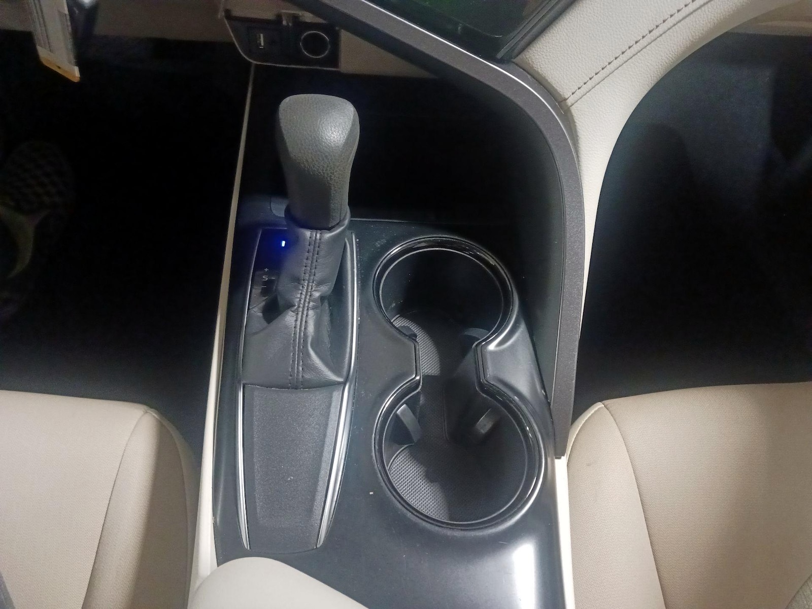 2019 Toyota Camry LE - Photo 18
