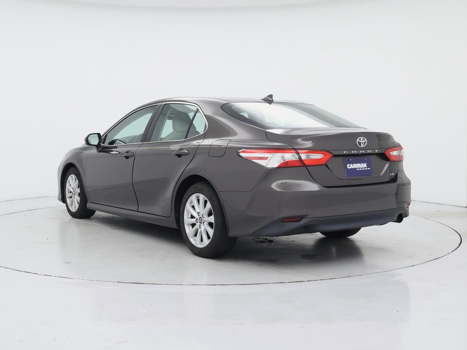 2019 Toyota Camry LE - Photo 3