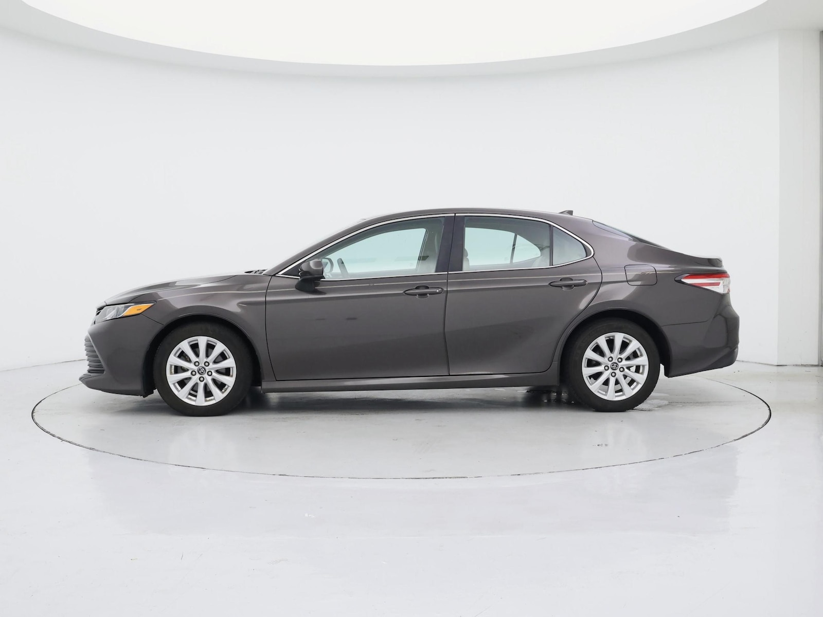2019 Toyota Camry LE - Photo 4