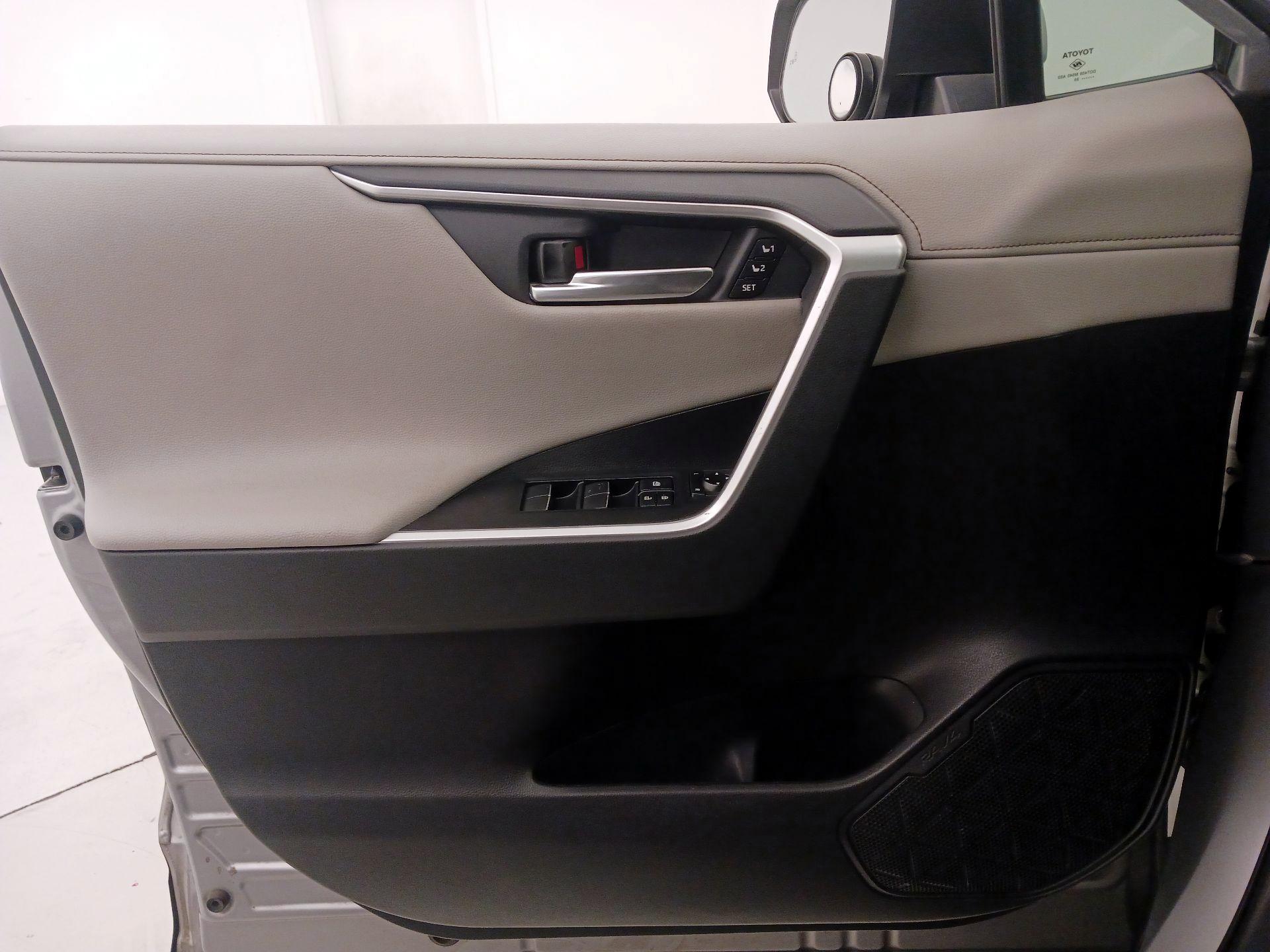 Thumbnail: 2020 Toyota RAV4 - 12