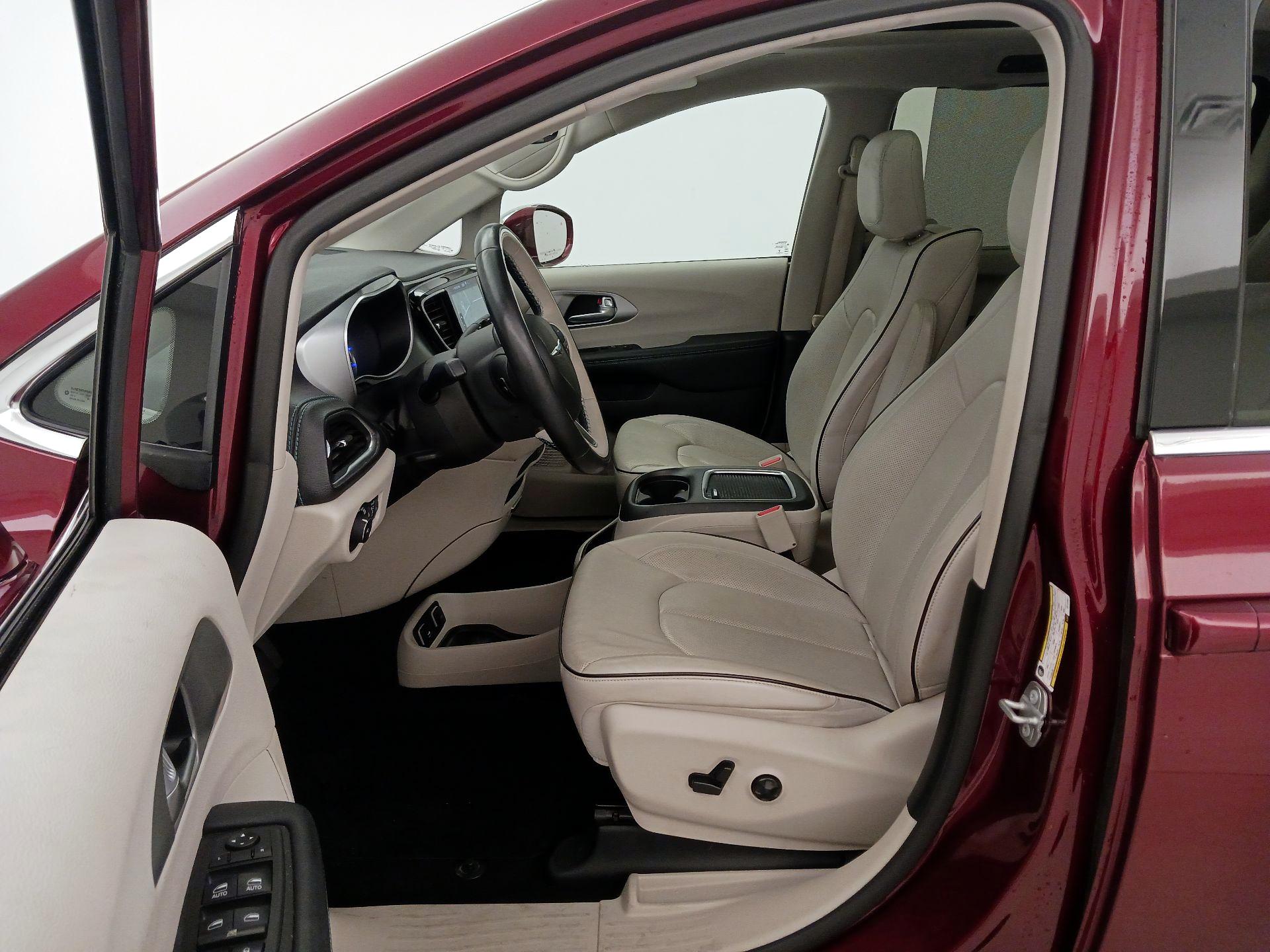 Thumbnail: 2018 Chrysler Pacifica - 11