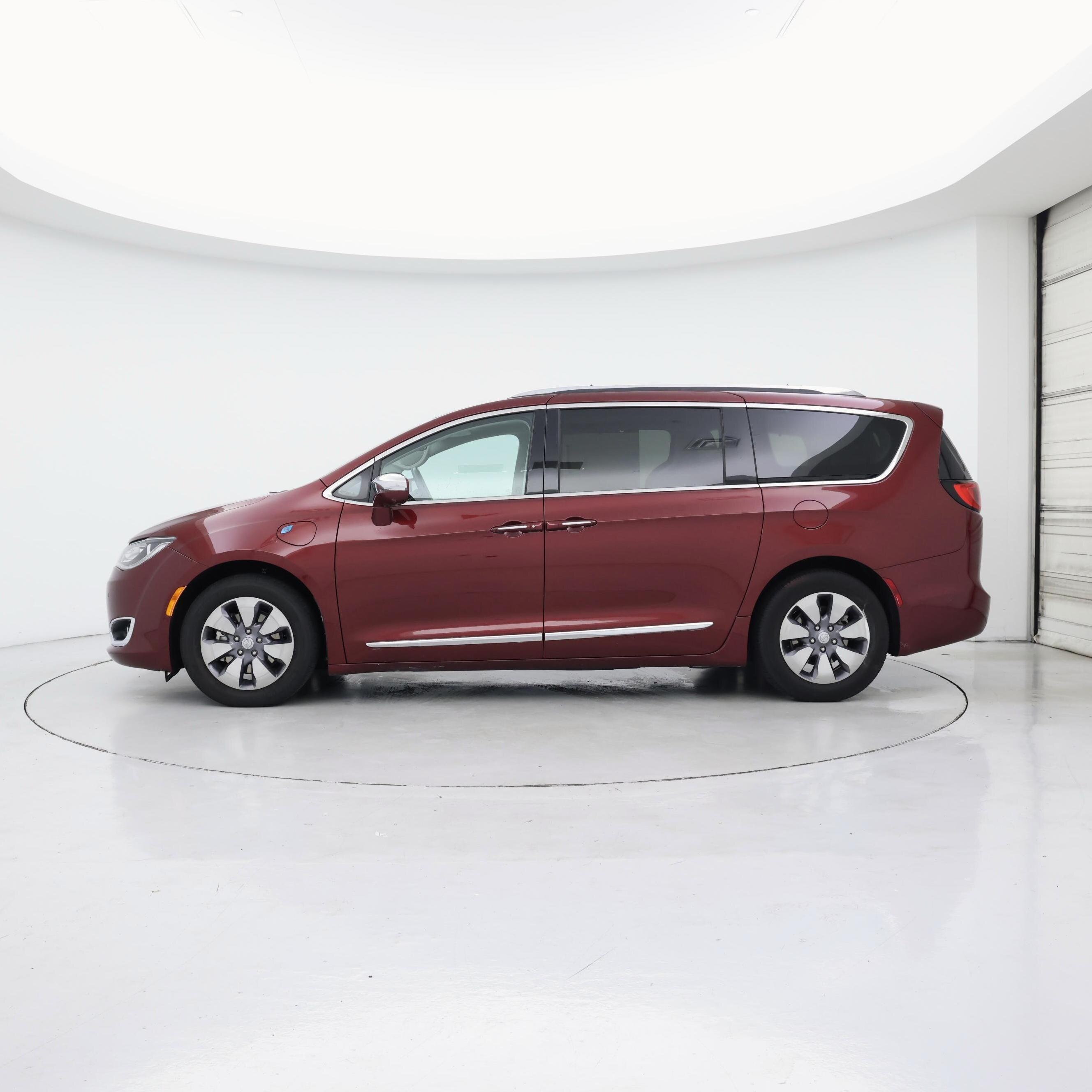 Thumbnail: 2018 Chrysler Pacifica - 3