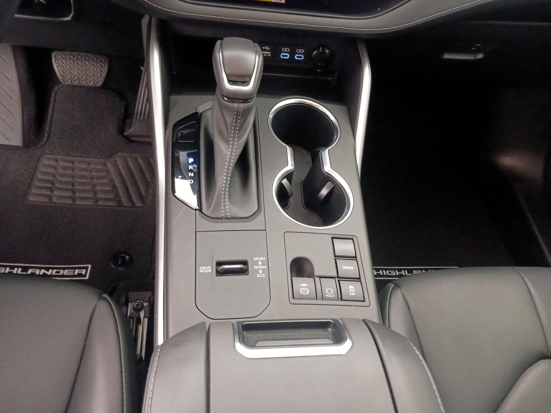 Thumbnail: 2023 Toyota Highlander - 17