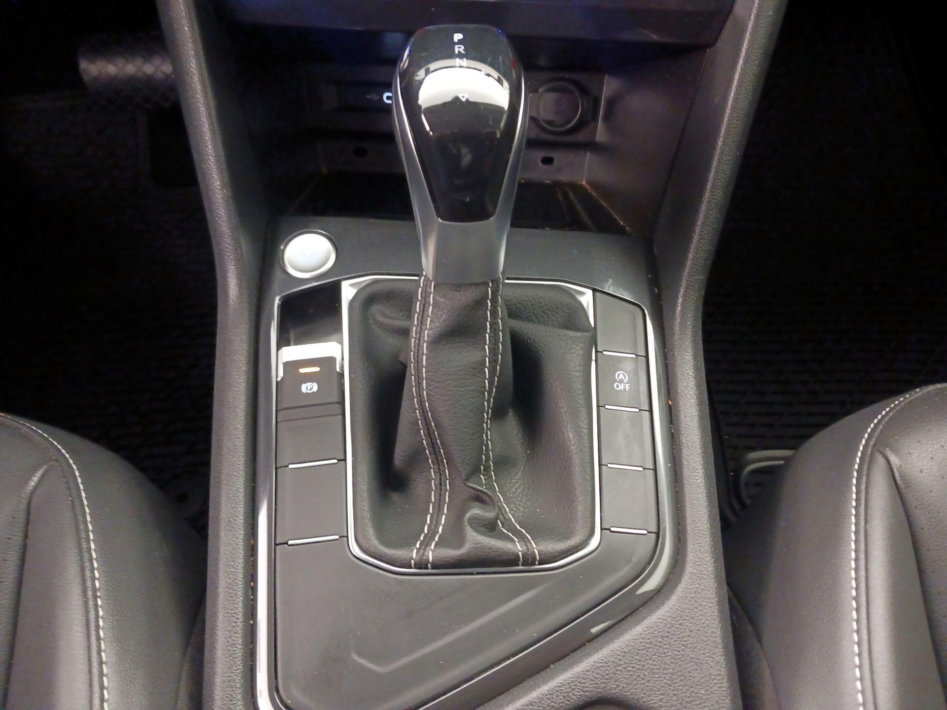 Thumbnail: 2023 Volkswagen Tiguan - 17