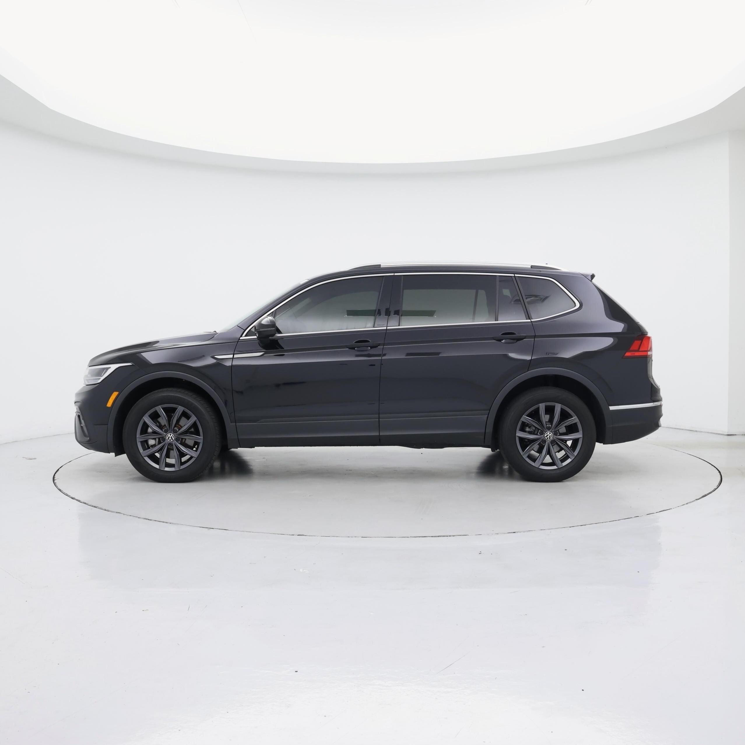 Thumbnail: 2023 Volkswagen Tiguan - 3