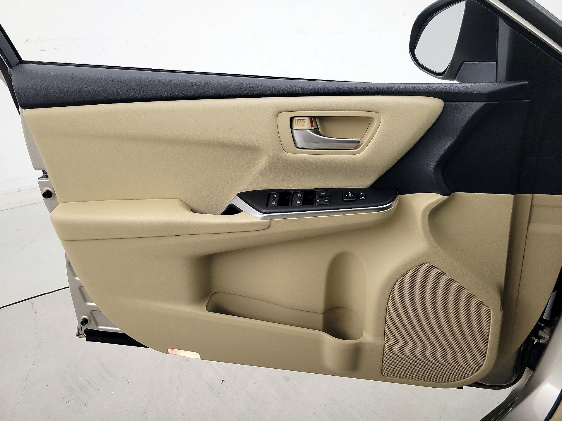 Thumbnail: 2017 Toyota Camry - 12
