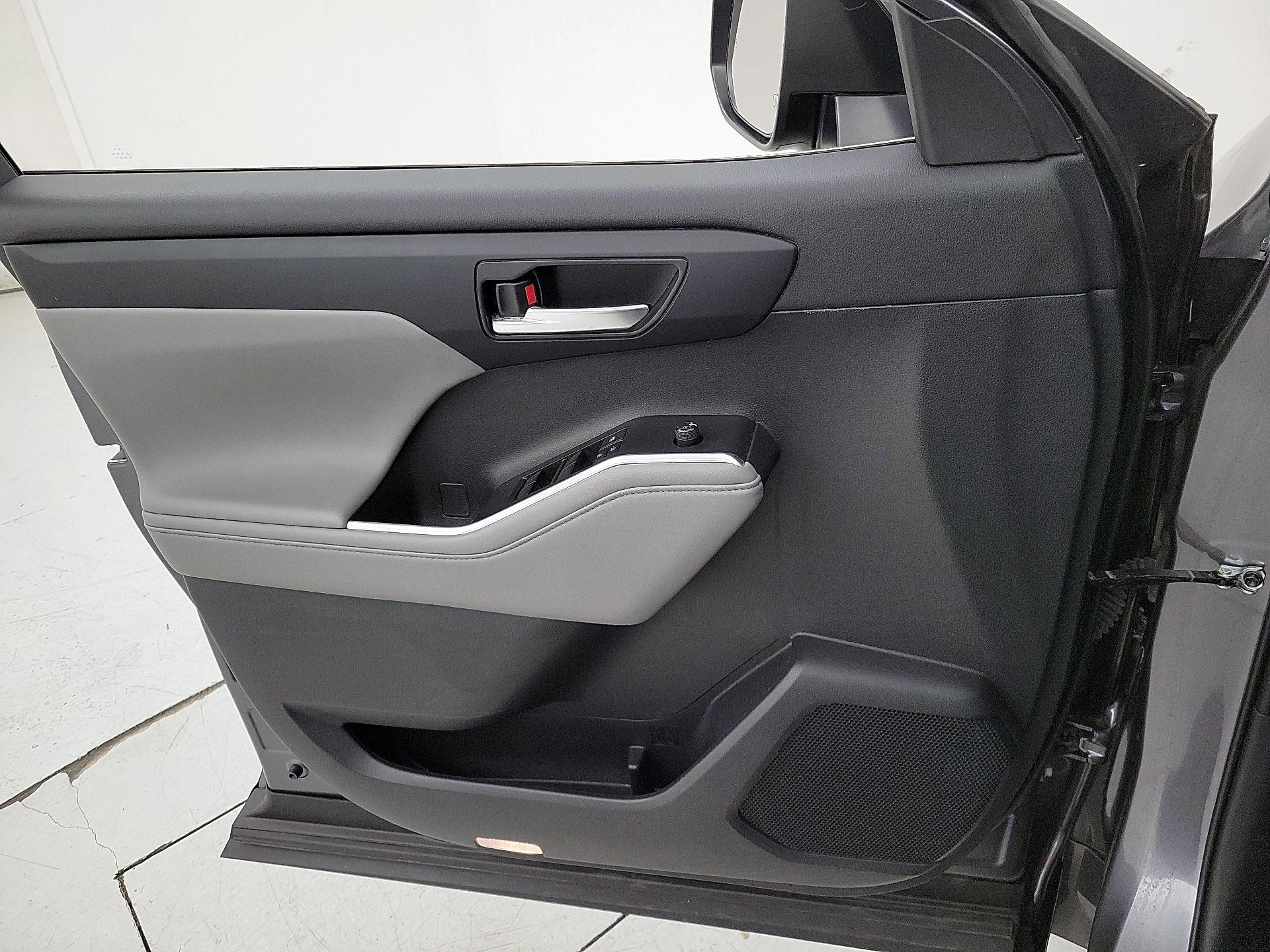 Thumbnail: 2022 Toyota Highlander - 12