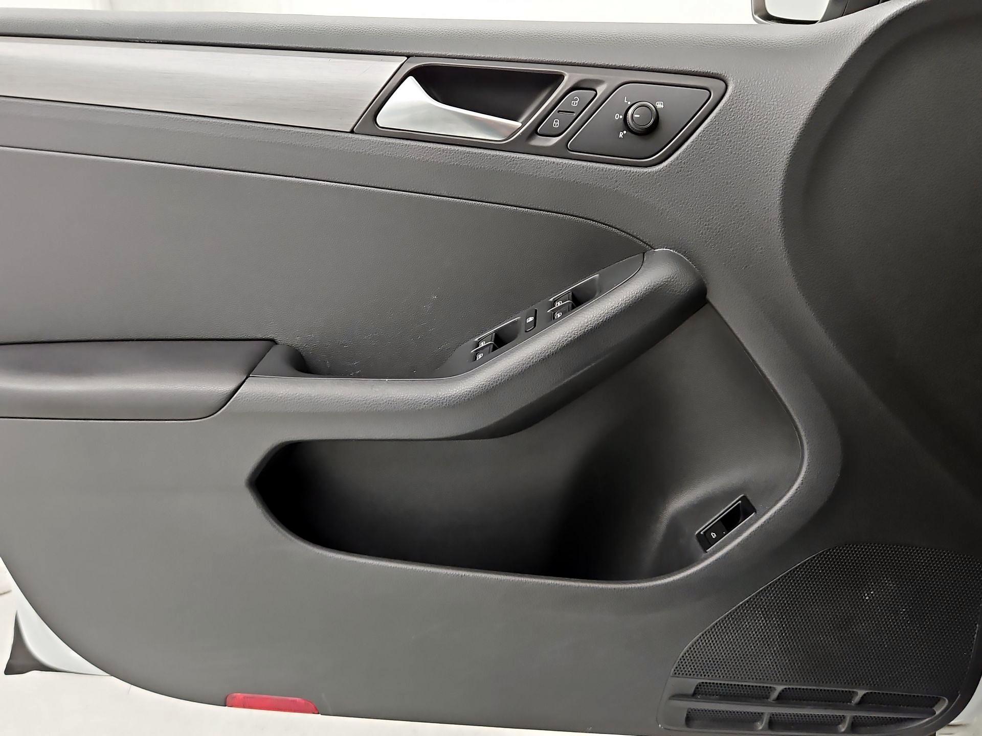 Thumbnail: 2015 Volkswagen Jetta - 12