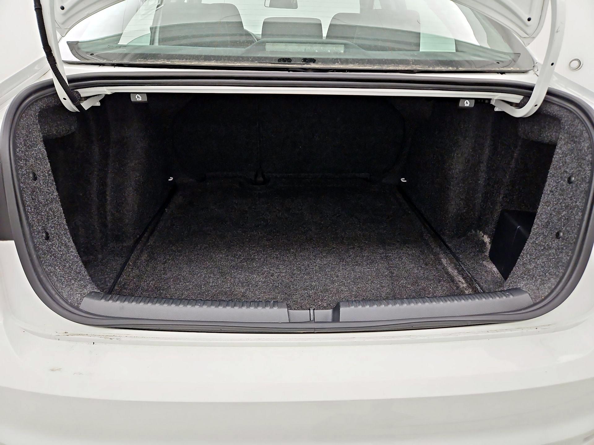 Thumbnail: 2015 Volkswagen Jetta - 19