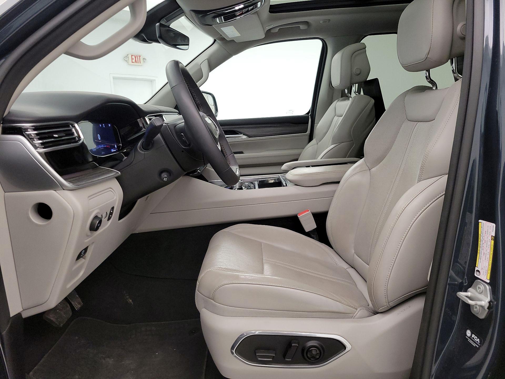 Thumbnail: 2023 Jeep Wagoneer - 11