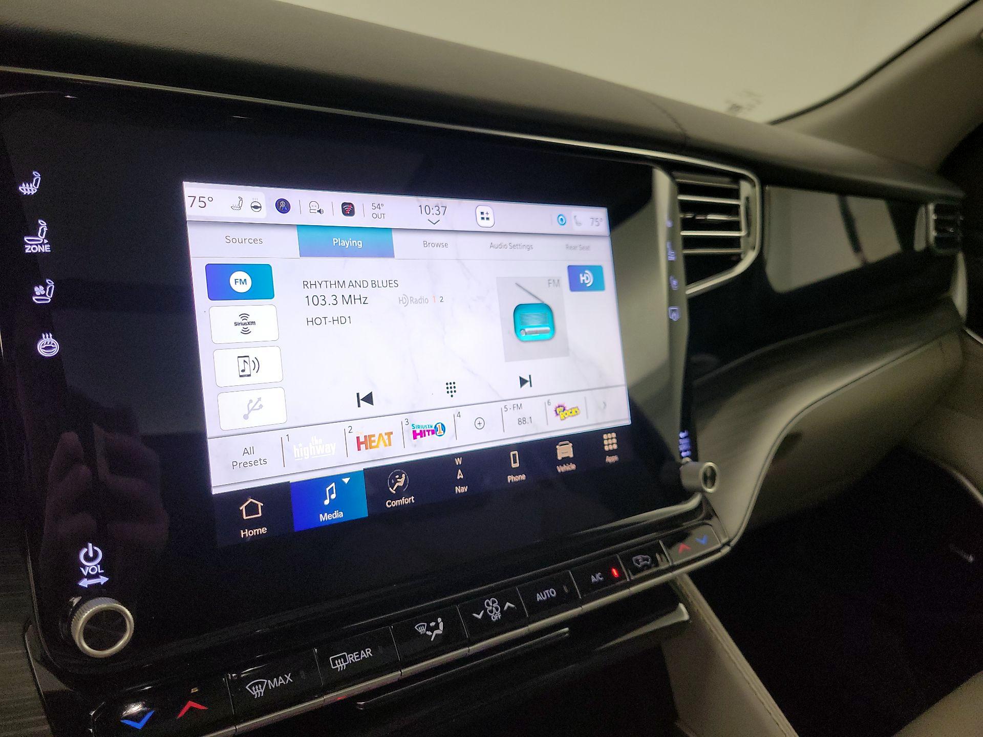 Thumbnail: 2023 Jeep Wagoneer - 16