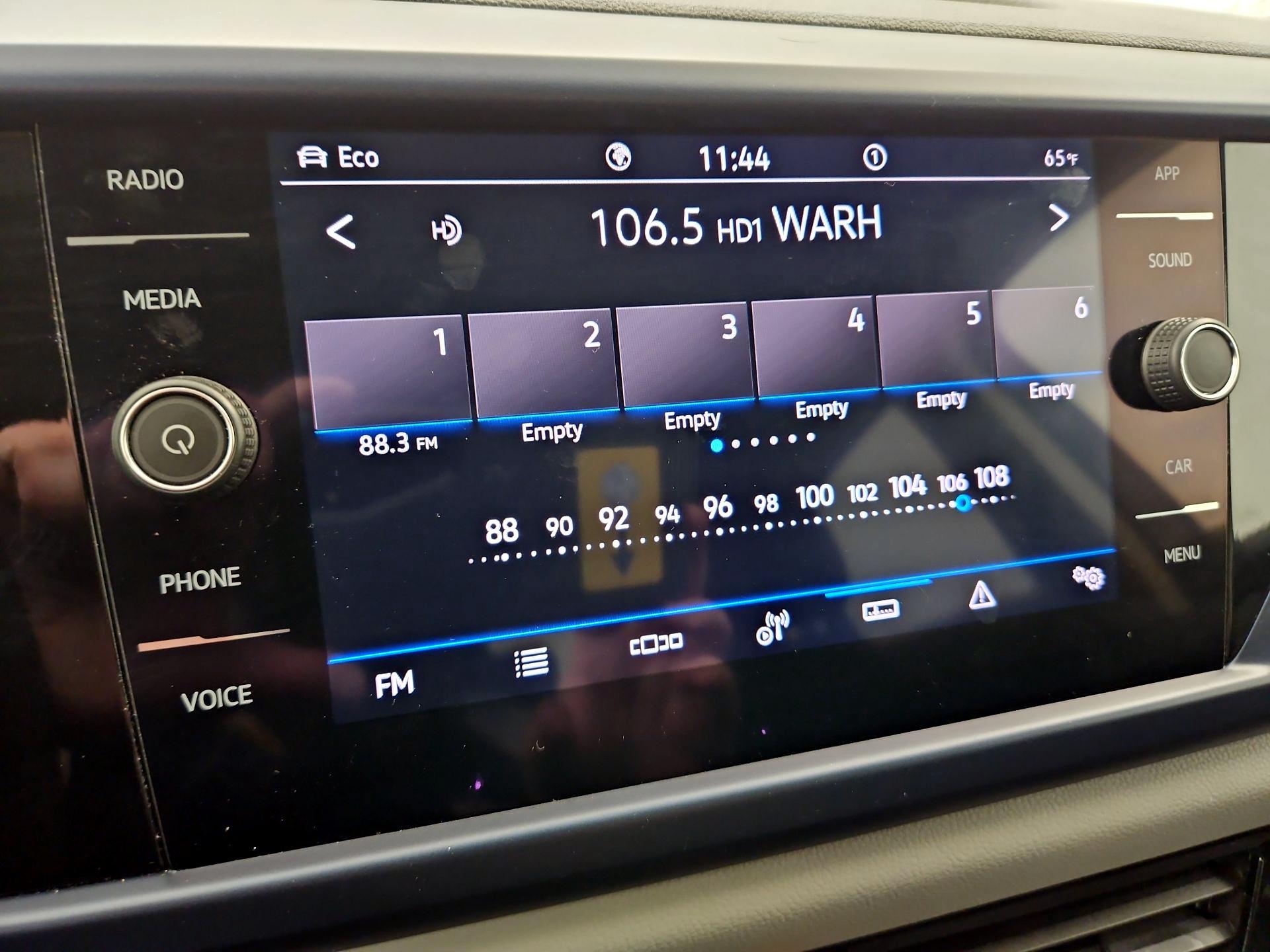 Thumbnail: 2022 Volkswagen Taos - 15