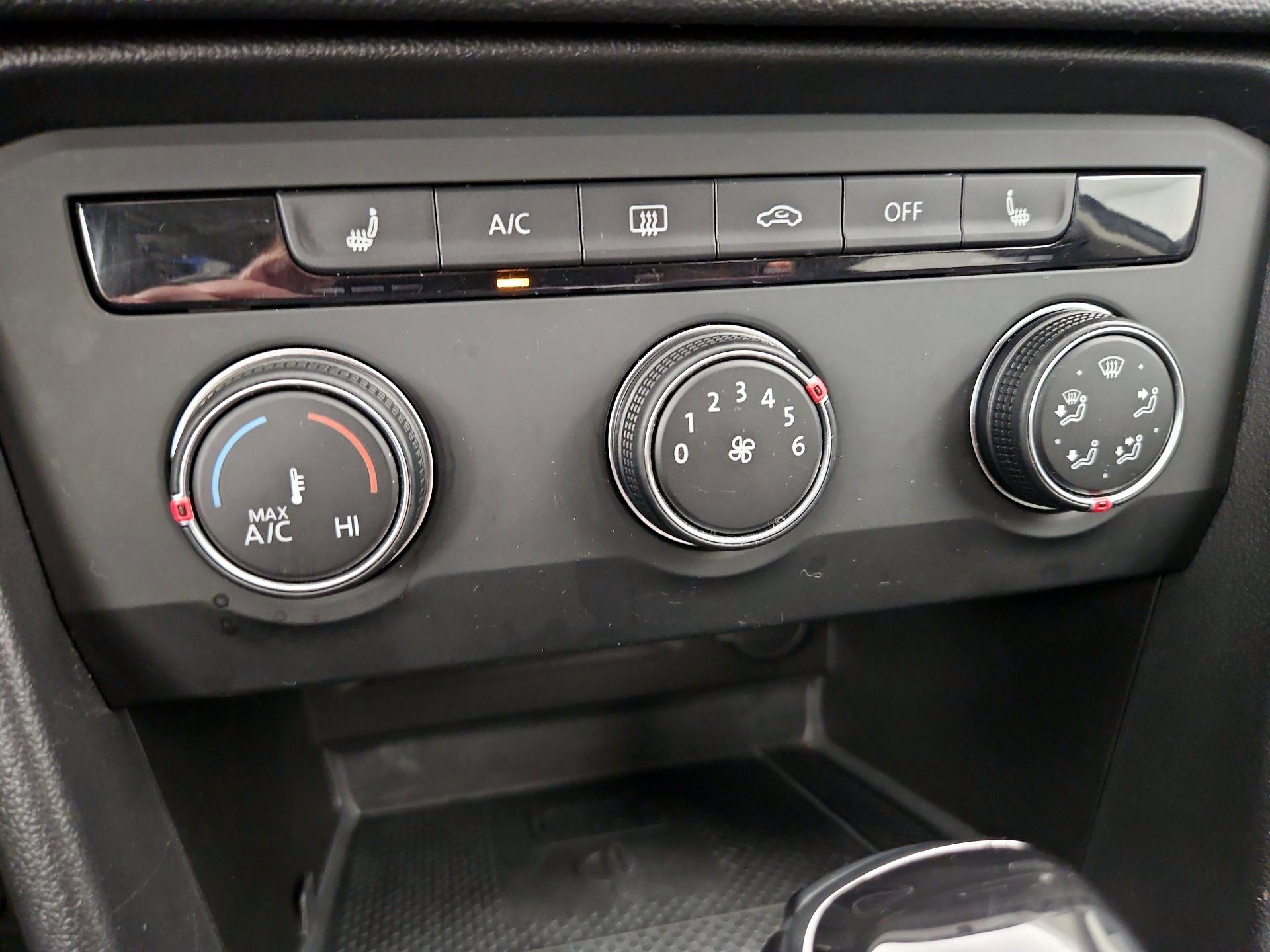 Thumbnail: 2022 Volkswagen Taos - 16