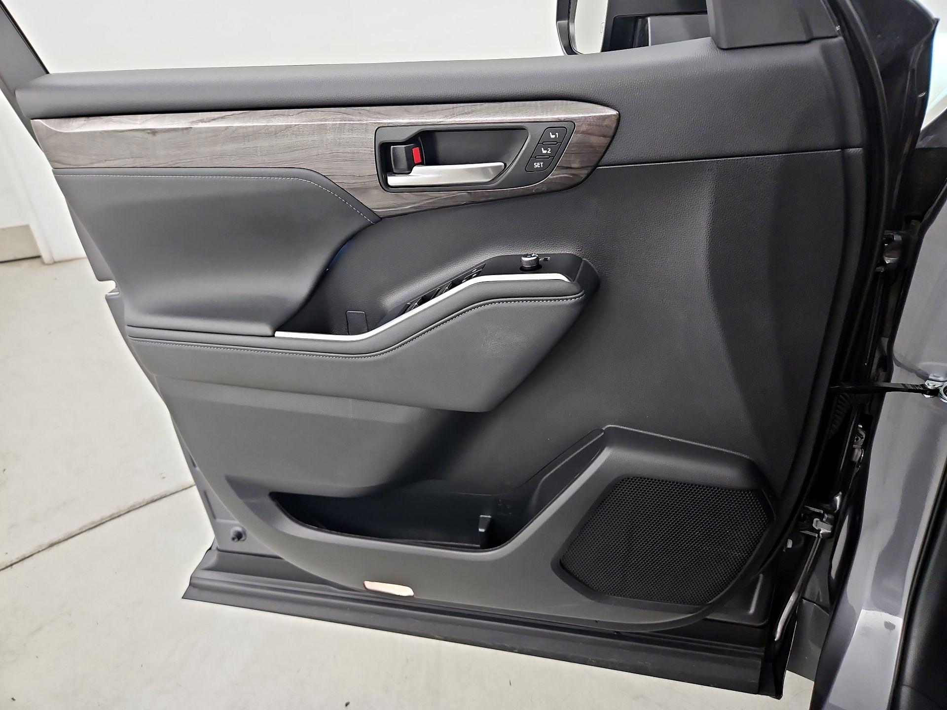 Thumbnail: 2023 Toyota Highlander - 12