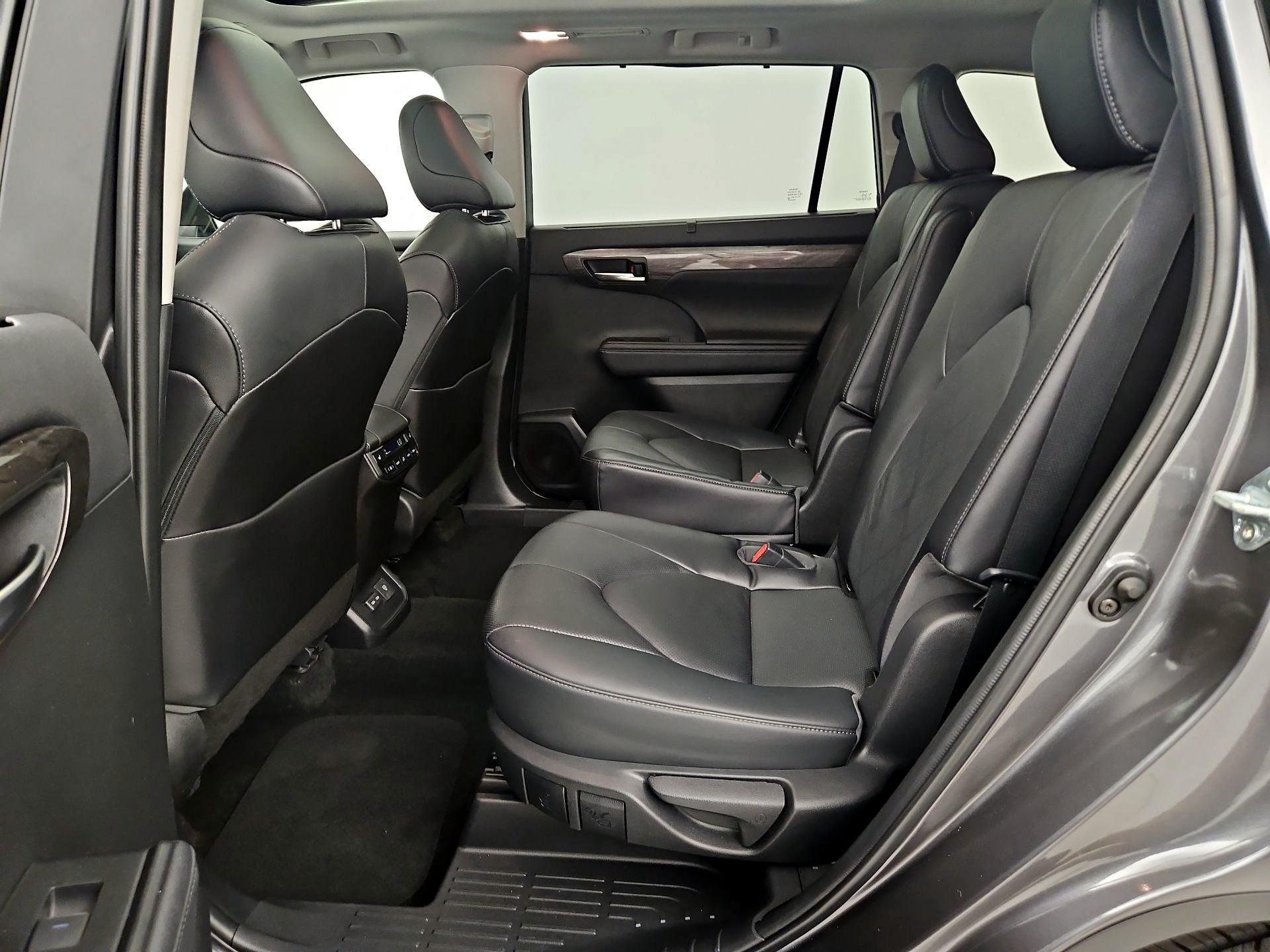 Thumbnail: 2023 Toyota Highlander - 20