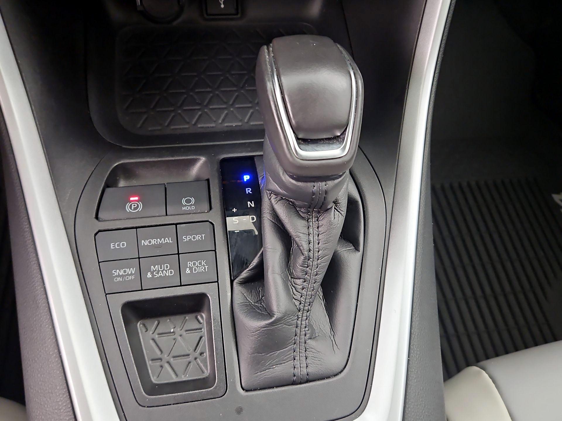 Thumbnail: 2021 Toyota RAV4 - 17