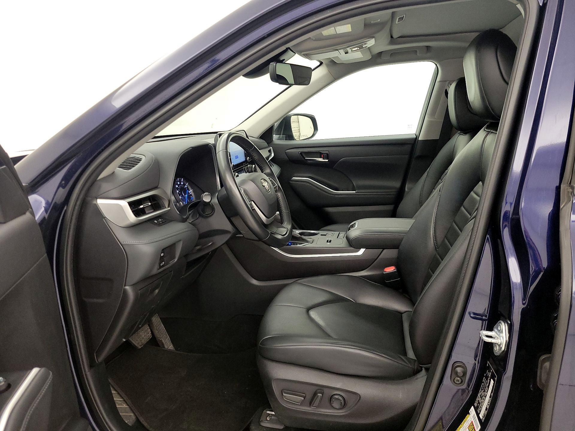 Thumbnail: 2022 Toyota Highlander - 11