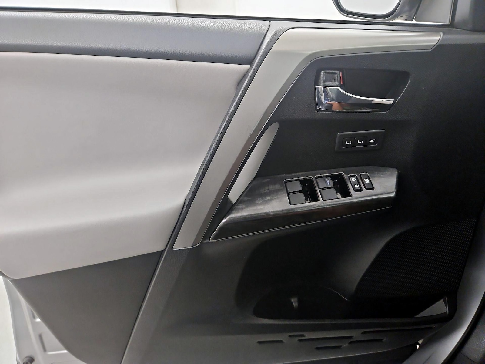 2017 Toyota RAV4 Platinum - Photo 13