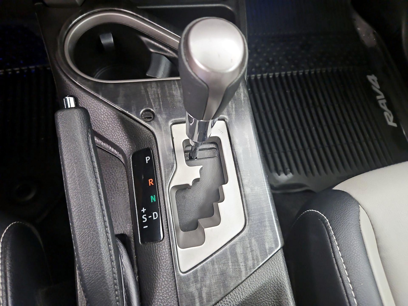 2017 Toyota RAV4 Platinum - Photo 18