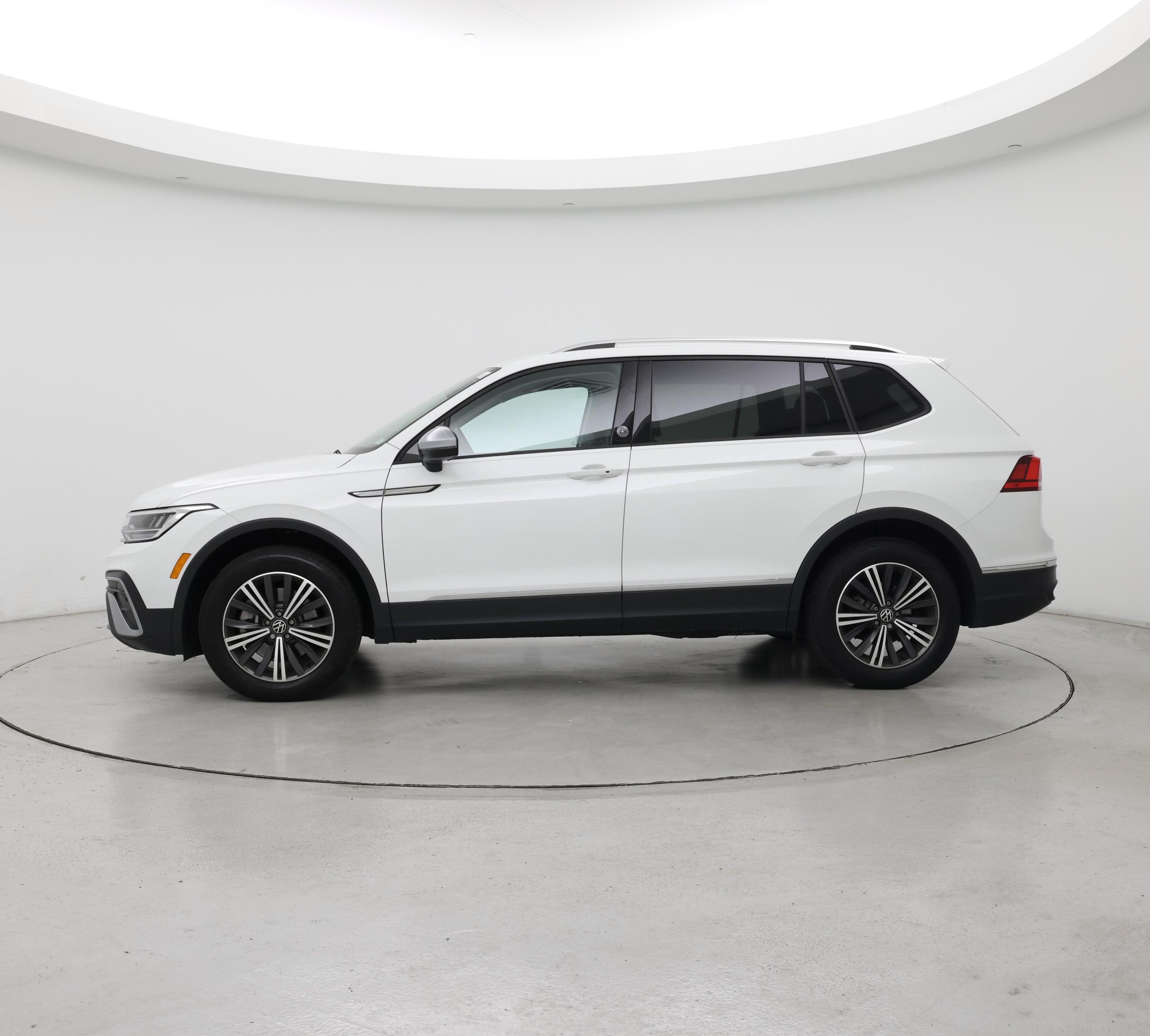 Thumbnail: 2024 Volkswagen Tiguan - 3