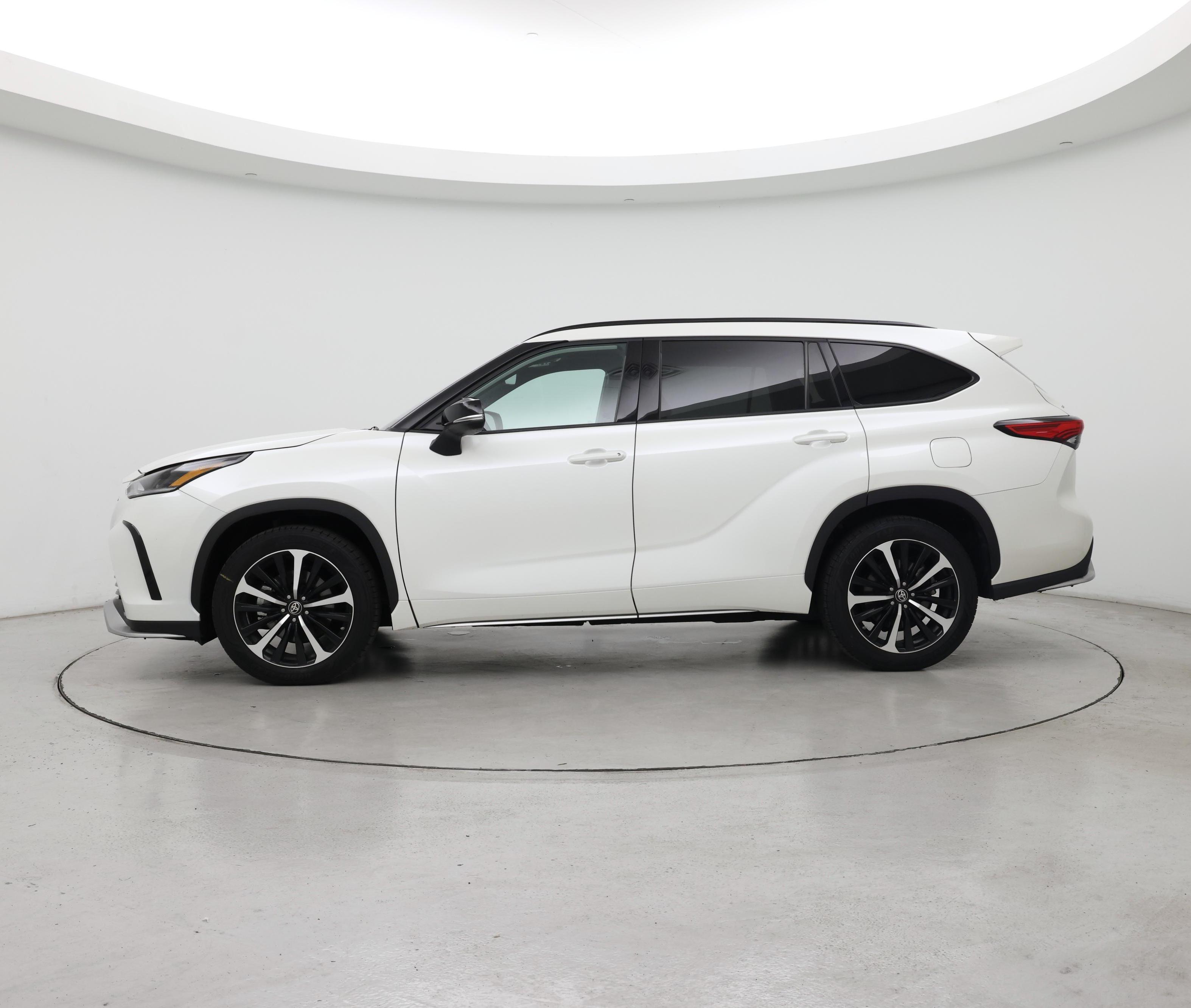 Thumbnail: 2021 Toyota Highlander - 3
