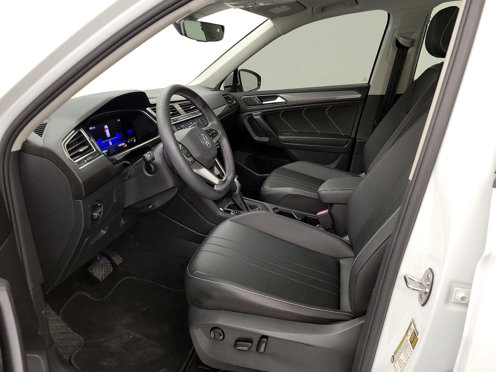 2023 Volkswagen Tiguan SE - Photo 12