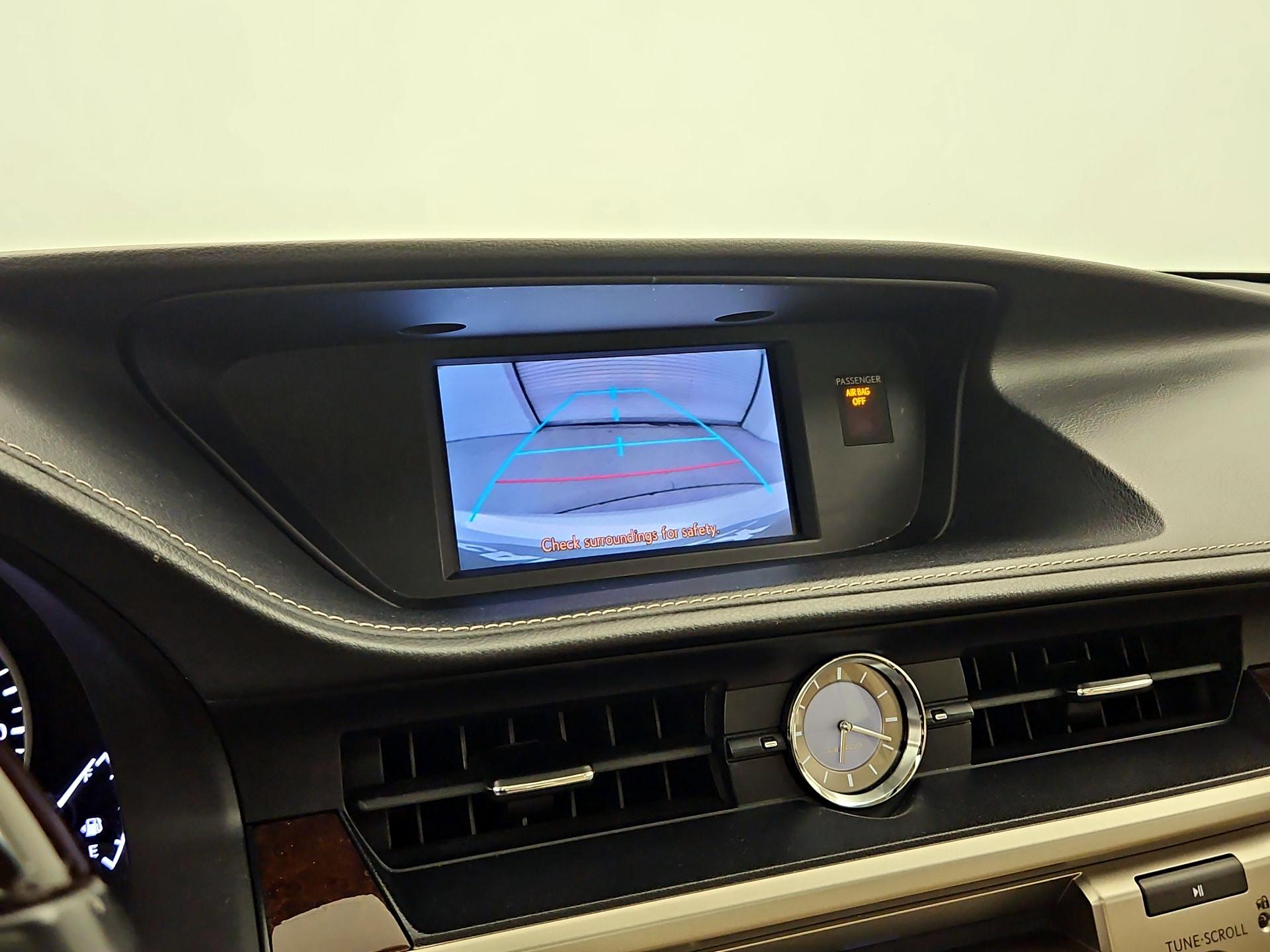 Thumbnail: 2014 Lexus ES - 14