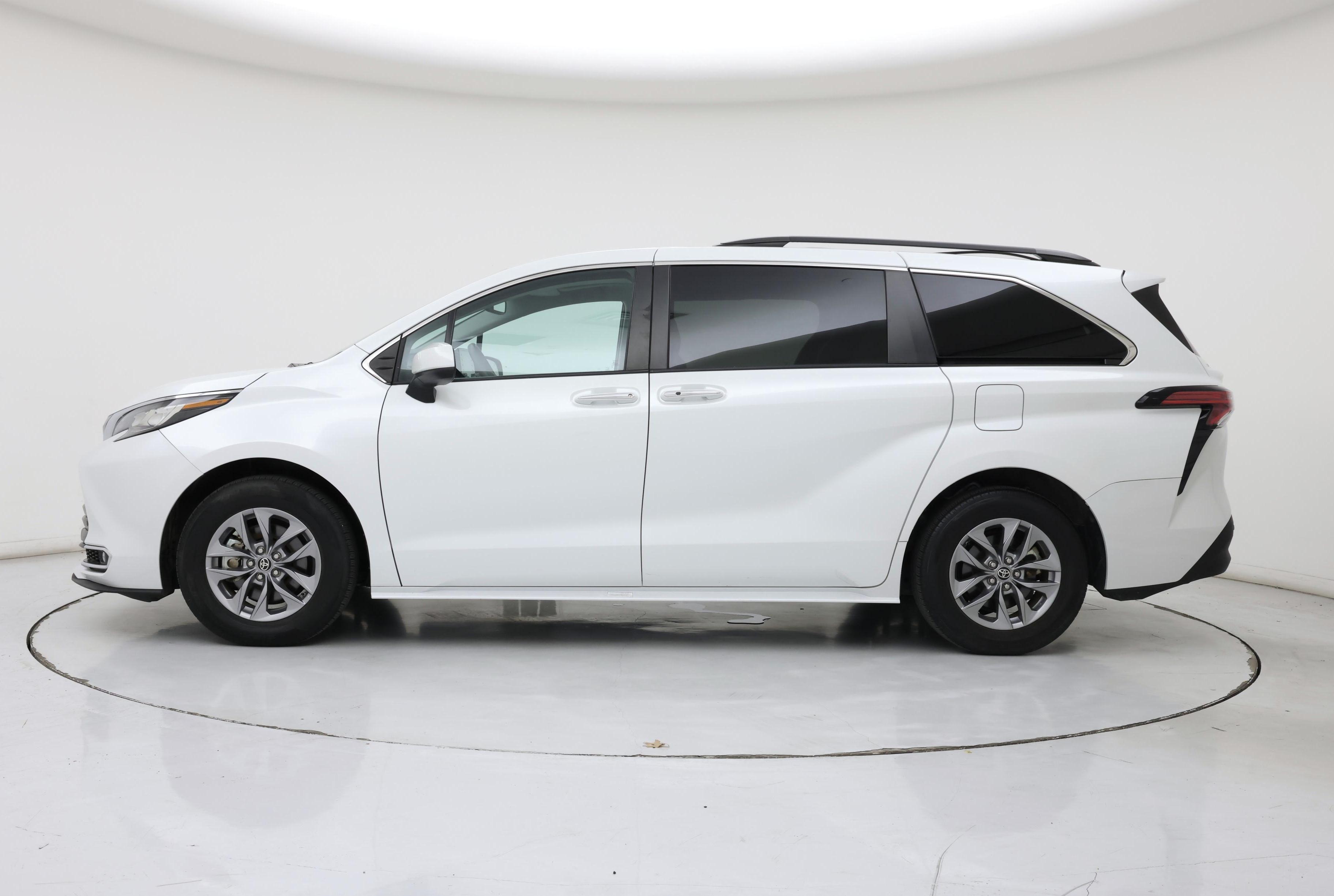 Thumbnail: 2022 Toyota Sienna - 3