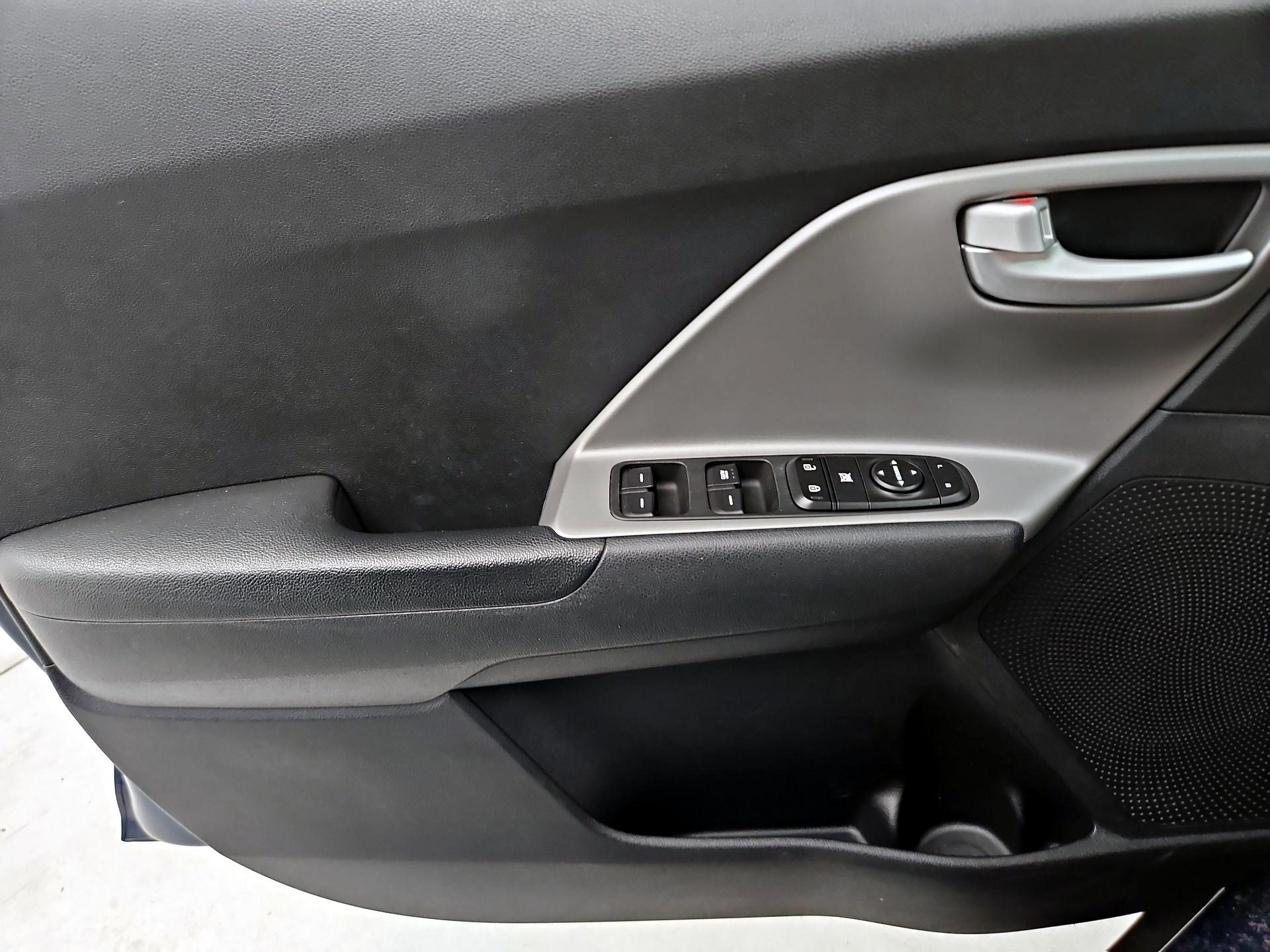 Thumbnail: 2017 Kia Niro - 12