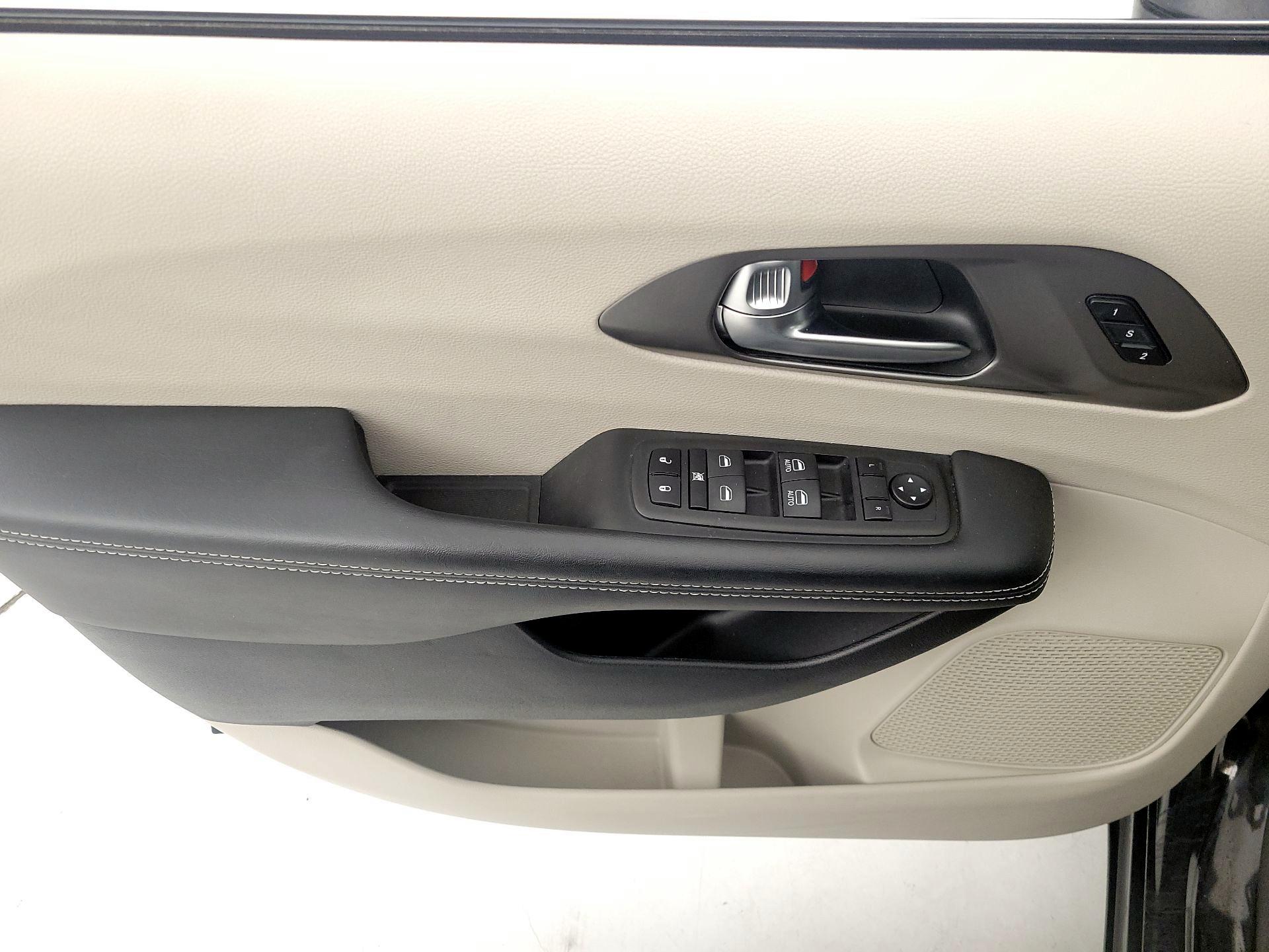Thumbnail: 2023 Chrysler Pacifica - 12