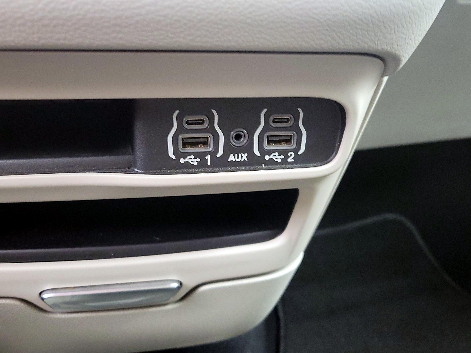 Thumbnail: 2023 Chrysler Pacifica - 18